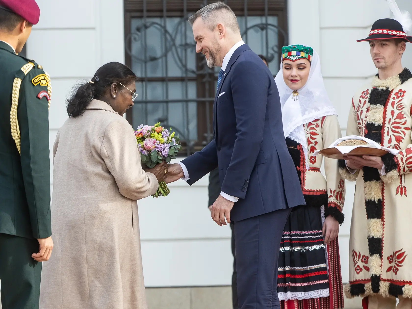 Prezident SR Peter Pellegrini víta v Grasalkovičovom paláci prezidentku Indickej republiky Draupadi Murmúovú.
