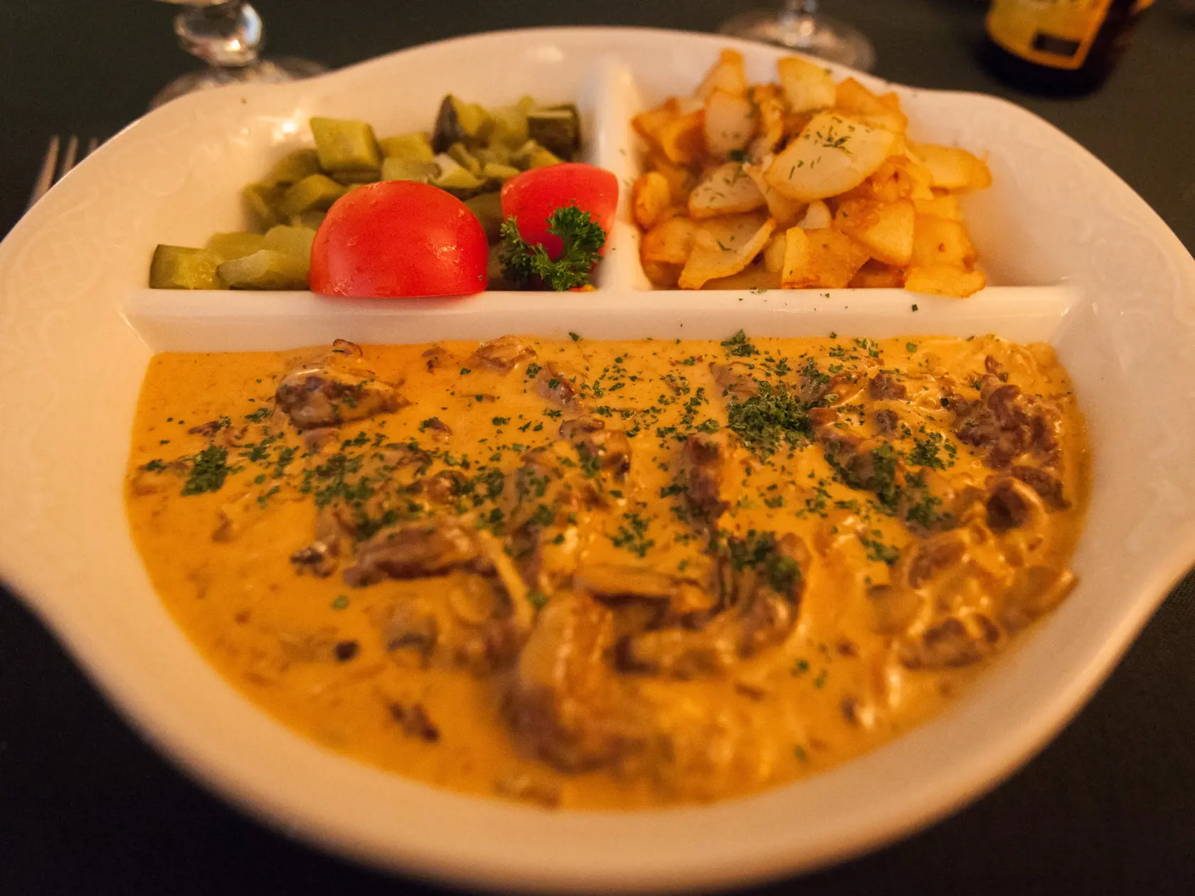Beef Stroganoff, alebo ak chcete hovädzí stroganov s ryžou je tradičný ruský recept s hovädzím mäsom a smotanovou omáčkou.
