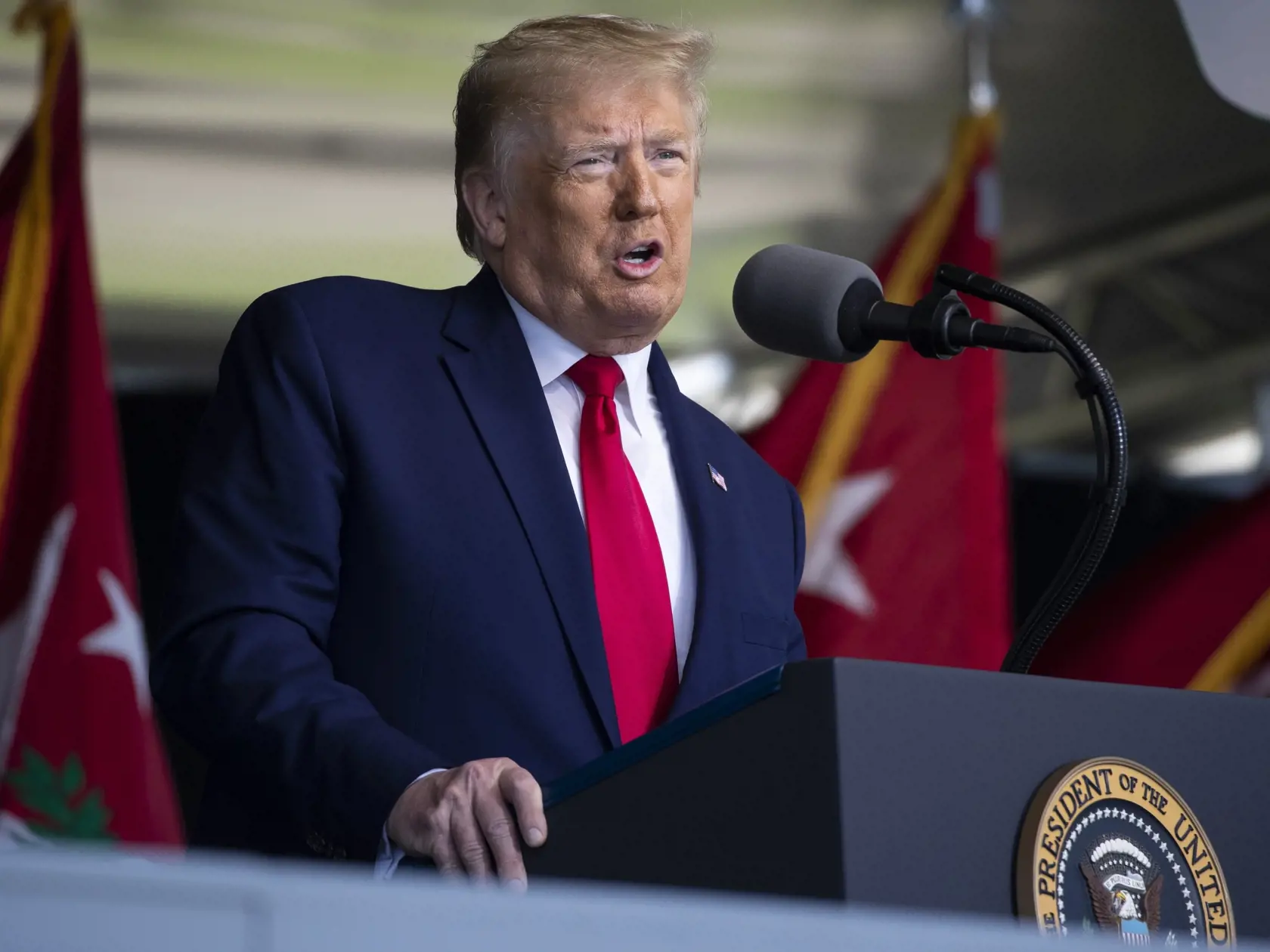 JB 14 West Point - Americký prezident Donald Trump počas prejavu ku kadetom zhromaždených vo vojenskej akadémii v americkom meste West Point 13. júna 2020. Trump vystúpil v sobotu s prejavom na promócii v prestížnej vojenskej akadémii West Point v štáte New York. Ceremónia sa konala za prísnych epidemiologických opatrení proti šíreniu nového koronavírusu. FOTO TASR/AP
 
President Donald Trump speaks to over 1,110 cadets in the Class of 2020 at a commencement ceremony on the parade field, at the 