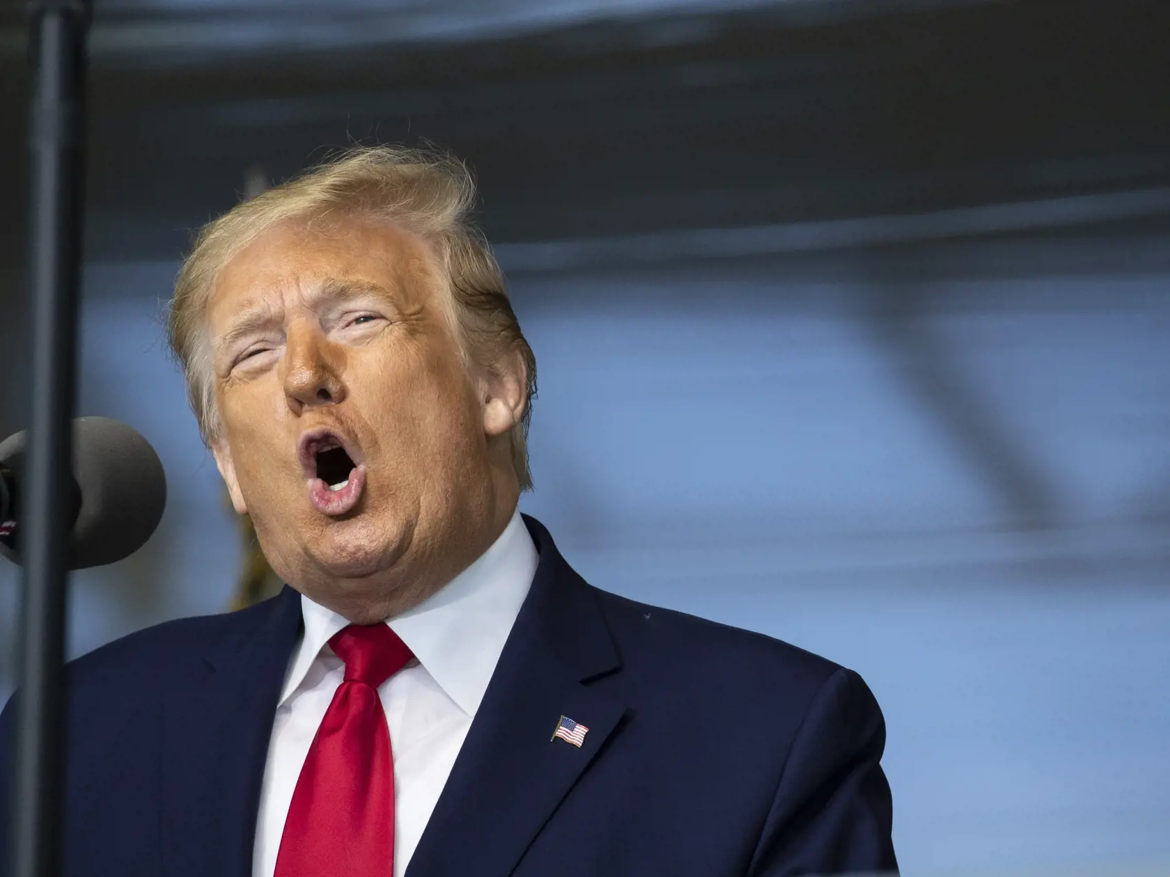 JB 15 West Point - Americký prezident Donald Trump počas prejavu ku kadetom zhromaždených vo vojenskej akadémii v americkom meste West Point 13. júna 2020. Trump vystúpil v sobotu s prejavom na promócii v prestížnej vojenskej akadémii West Point v štáte New York. Ceremónia sa konala za prísnych epidemiologických opatrení proti šíreniu nového koronavírusu. FOTO TASR/AP
 
President Donald Trump speaks to over 1,110 cadets in the Class of 2020 at a commencement ceremony on the parade field, at the 