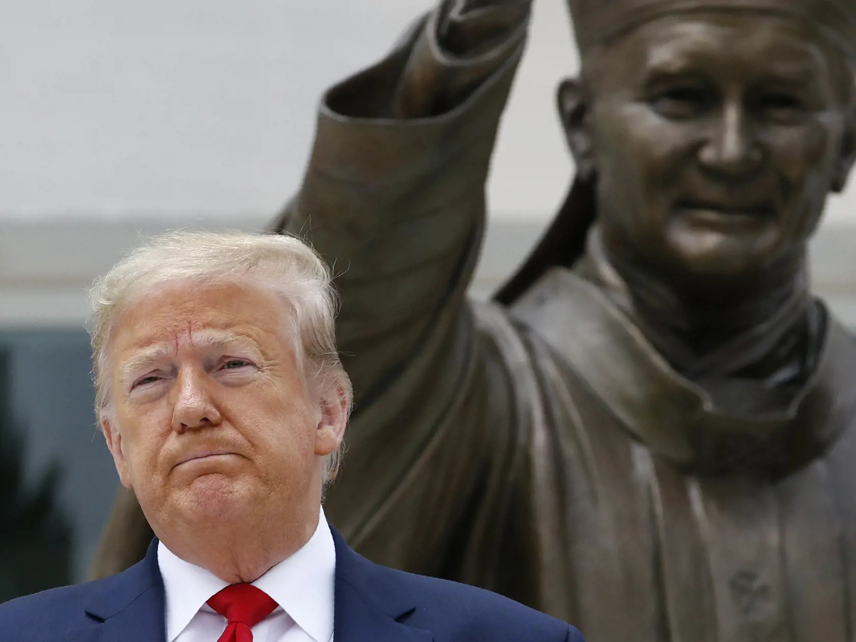 WA 12 Washington - Americký prezident Donald Trump pózuje pri svätyni pápeža Jána Pavla II., ktorú navštívil s manželkou Melaniou vo Washingtone v utorok 2. júna 2020. FOTO TASR/AP   


President Donald Trump visits Saint John Paul II National Shrine with first lady Melania Trump, Tuesday, June 2, 2020, in Washington. (AP Photo/Patrick Semansky)