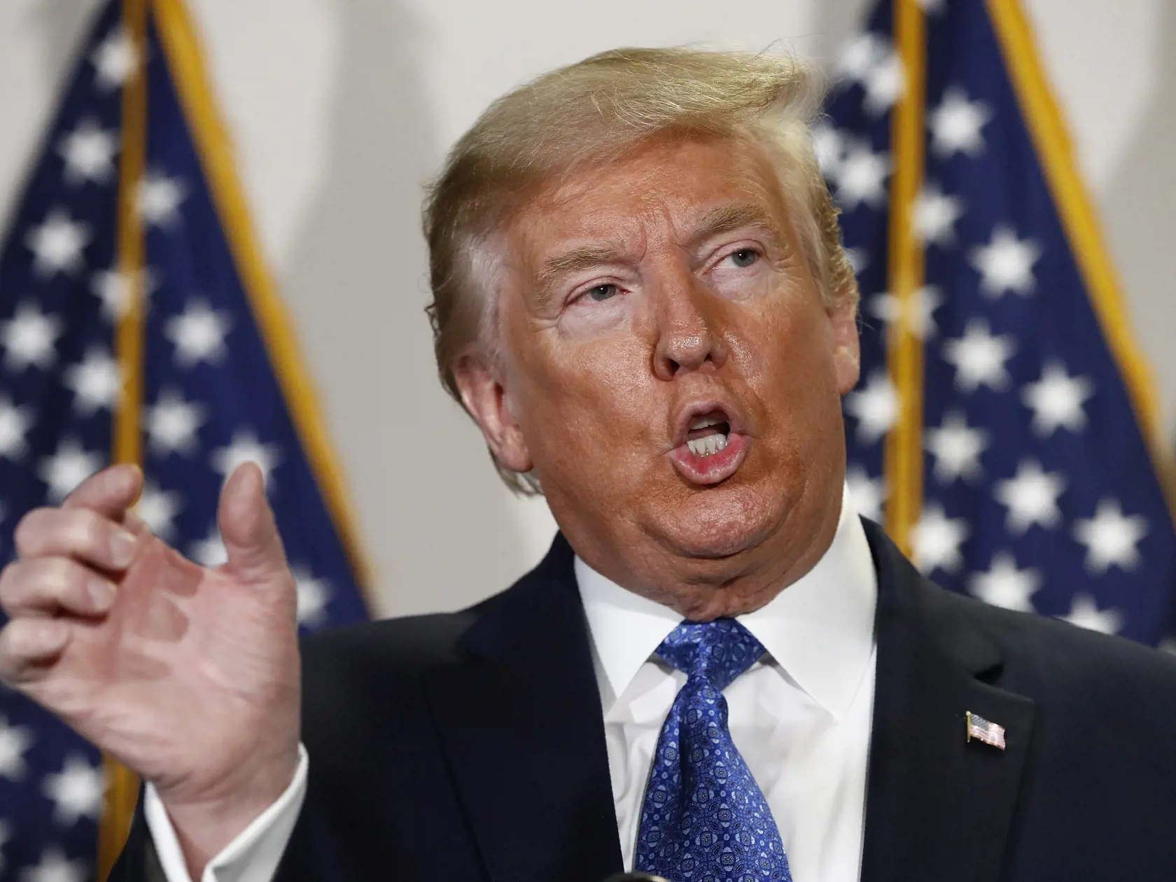 EBE 29 Washington - Na snímke prezident USA Donald Trump hovorí s novinármi po stretnutí s republikánmi Senátu na ich týždennom obede vo Washingtone 19. mája 2020. FOTO TASR/AP
President Donald Trump speaks with reporters after meeting with Senate Republicans at their weekly luncheon on Capitol Hill in Washington, Tuesday, May 19, 2020. (AP Photo/Patrick Semansky)