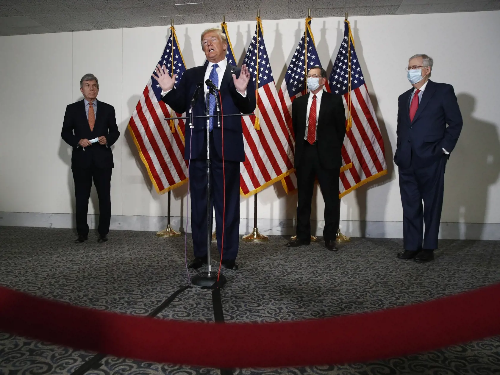 EBE 28 Washington - Na snímke v popredí prezident USA Donald Trump hovorí s novinármi po stretnutí s republikánmi Senátu na ich týždennom obede vo Washingtone 19. mája 2020. FOTO TASR/AP
President Donald Trump speaks with reporters after meeting with Senate Republicans at their weekly luncheon on Capitol Hill in Washington, Tuesday, May 19, 2020. Standing behind Trump are Sen. Roy Blunt, R-Mo., from left, Sen. John Barrasso, R-Wyo., and Senate Majority Leader Mitch McConnell of Ky. (AP Photo/Pat