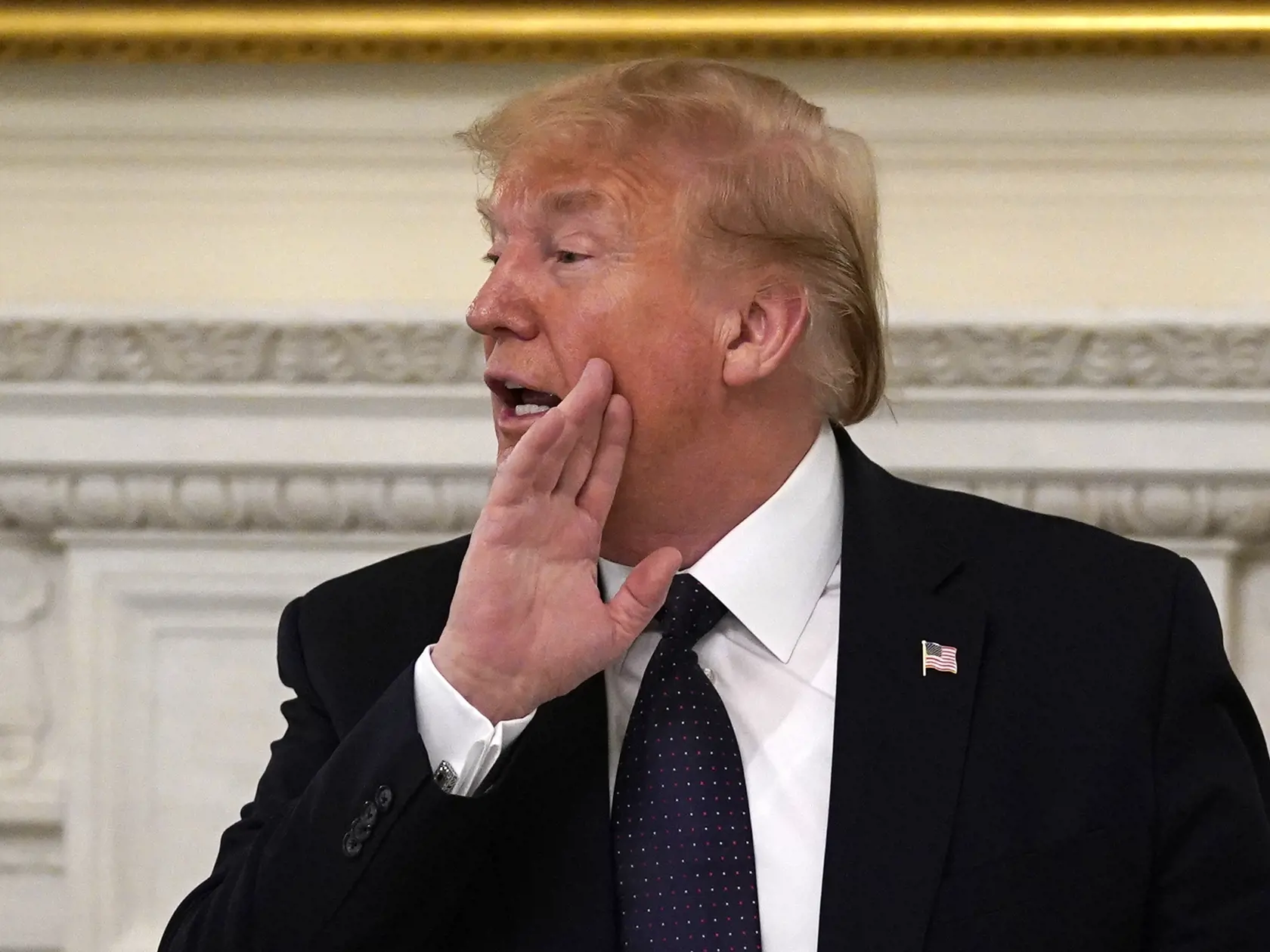 WA 4 Washington - Americký prezident Donald Trump gestikuluje počas stretnutia s majiteľmi reštaurácií, s ktorými diskutoval o dopadoch koronakrízy v Bielom dome vo Washingtone v pondelok 18. mája 2020. FOTO TASR/AP  

  President Donald Trump gestures as he leaves a meeting with restaurant industry executives about the coronavirus response, in the State Dining Room of the White House, Monday, May 18, 2020, in Washington. (AP Photo/Evan Vucci)