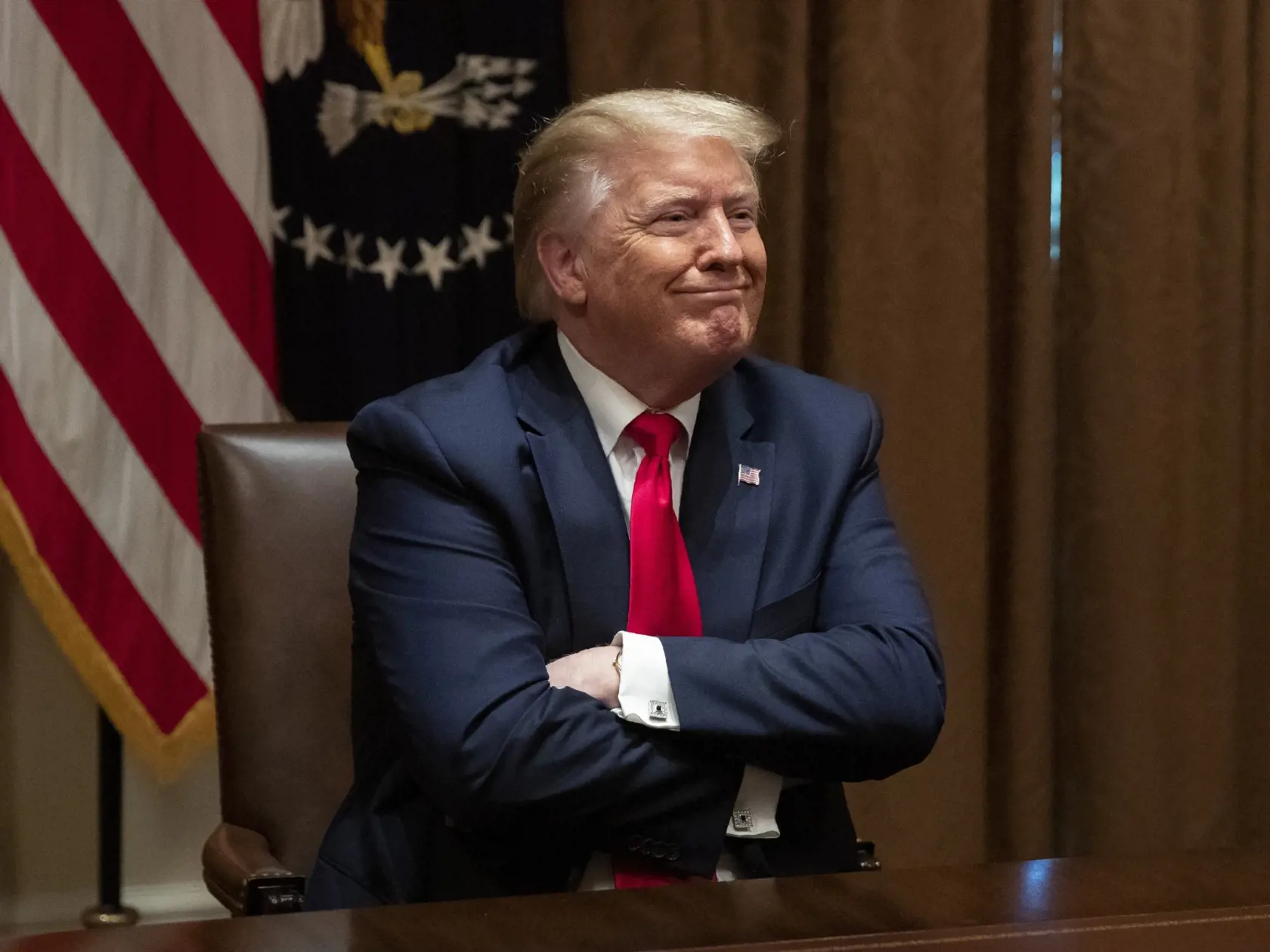 EBE 2 Washington - Na snímke americký prezident Donald Trump počas diskusie za okrúhlym stolom s afroamerickými podporovateľmi v kabinete Bieleho domu, stredu 10. júna 2020 vo Washingtone.
Trump v stredu oznámil, že sa rozhodol obnoviť svoje predvolebné mítingy, ktoré boli pozastavené pre pandémiu koronavírusu. Prvé takéto zhromaždenie usporiada už na budúci piatok v meste Tulsa v americkom štáte Oklahoma. Nasledovať budú mítingy v amerických štátoch Florida, Arizona a Severná Karolína. FOTO TAS