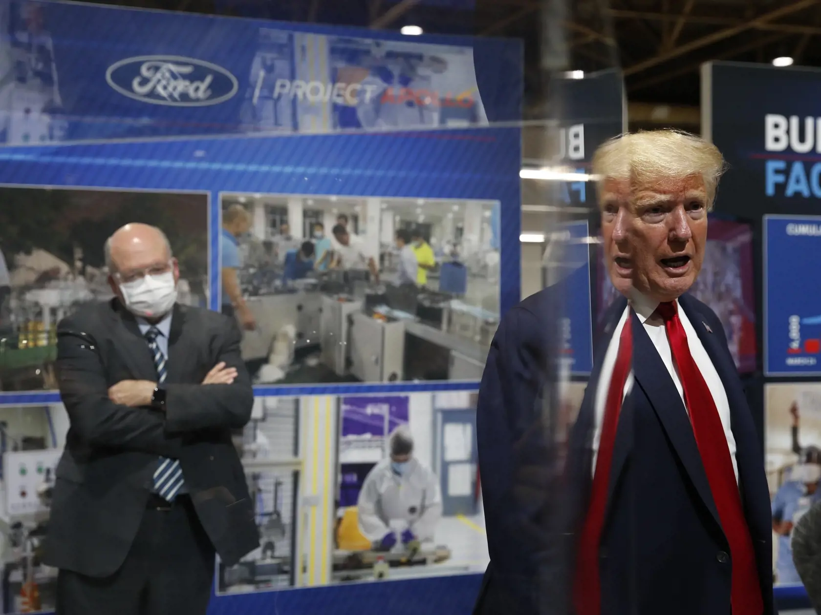 WA 4 Ypsilanti - Americký prezident Donald Trump počas prehliadky automobilky Ford v meste Ypsilanti v americkom štáte Michigan vo štvrtok 21. mája 2020, ktorý prešiel na výrobu respirátorov a iného lekárskeho vybavenia na boj proti chorobe COVID-19. FOTO TASR/AP 

President Donald Trump speaks as he tours Ford's Rawsonville Components Plant that has been converted to making personal protection and medical equipment, Thursday, May 21, 2020, in Ypsilanti, Mich. (AP Photo/Alex Brandon)