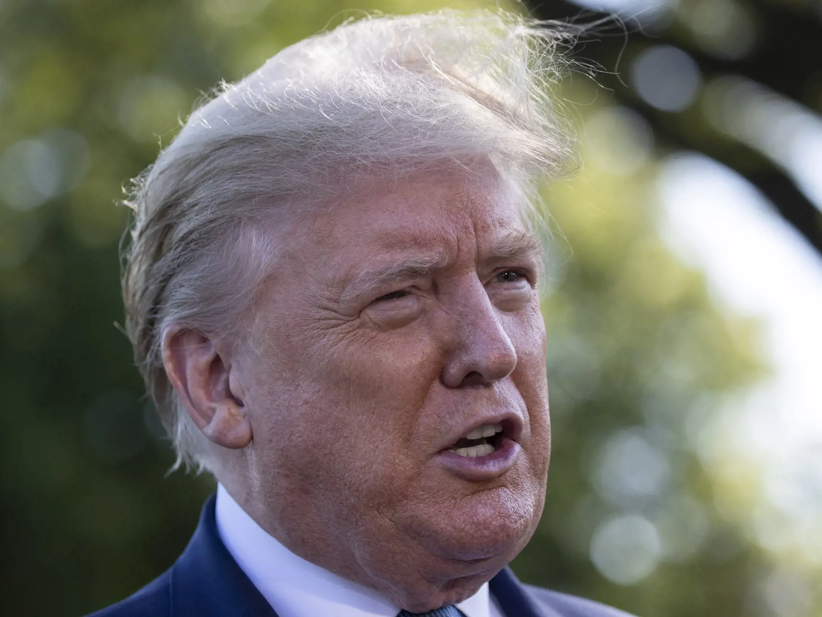 JB 49 Washington - Americký prezident Donald Trump hovorí s novinármi v záhrade Bieleho domu vo Washingtone 15. mája 2020. Trump v piatok vyhlásil, že dal povolenie na vývoj novej nadzvukovej rakety, ktorá bude rýchlejšia než čokoľvek, čo vlastnia Rusko a Čína. Je to ďalší znak, že sa obnovili preteky v zbrojení, napísala tlačová agentúra DPA. FOTO TASR/AP

President Donald Trump speaks with reporters on the South Lawn as he departs the White House on Marine One, Friday, May 15, 2020, in Washing