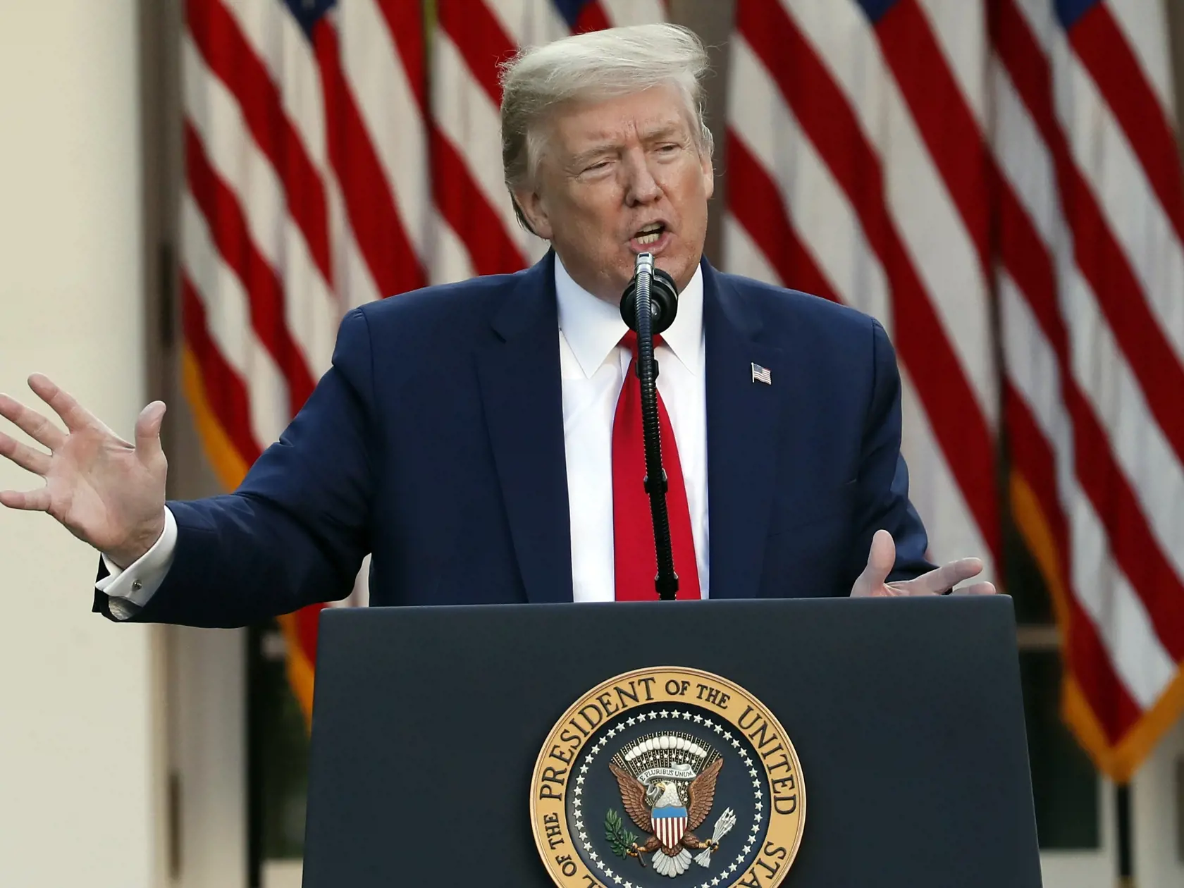 KK3 Washington - Americký prezident Donald Trump hovorí 27. apríla 2020 vo Washingtone. Americký prezident Donald Trump v pondelok uviedol, že má správy o zdravotnom stave severokórejského vodcu Kim Čong-una, no odmietol uviesť bližšie podrobnosti. Zjavne tak potvrdil, že Kim stále žije, informovala v noci na utorok agentúra AFP. O jeho zdraví sa totiž už niekoľko dní šíria špekulácie. FOTO TASR/AP
President Donald Trump speaks about the coronavirus in the Rose Garden of the White House, Monday,