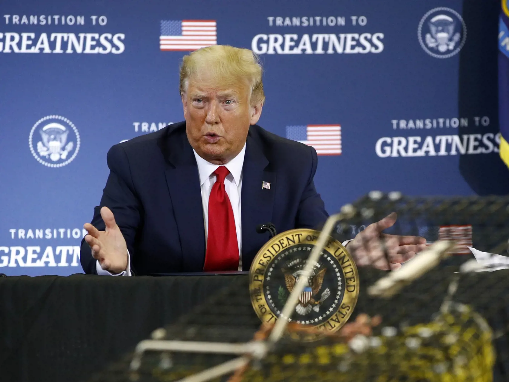 EBE 15 Bangor - Americký prezident Donald Trump v piatok 5. júna 2020 uviedol že v súvislosti s pandémiou nového koronavírusu majú Spojené štáty už to najhoršie za sebou. Štatistika zamestnanosti totiž ukázala, že sa v USA zvýšil počet nových pracovných miest. "Mali sme najúžasnejšiu ekonomiku v dejinách sveta. A jej sila nám pomohla prekonať, teda takmer prekonať, túto hrôzostrašnú pandémiu, myslím že sa nám naozaj darí," povedal na tlačovom brífingu Trump. FOTO TASR/AP
President Donald Trump s
