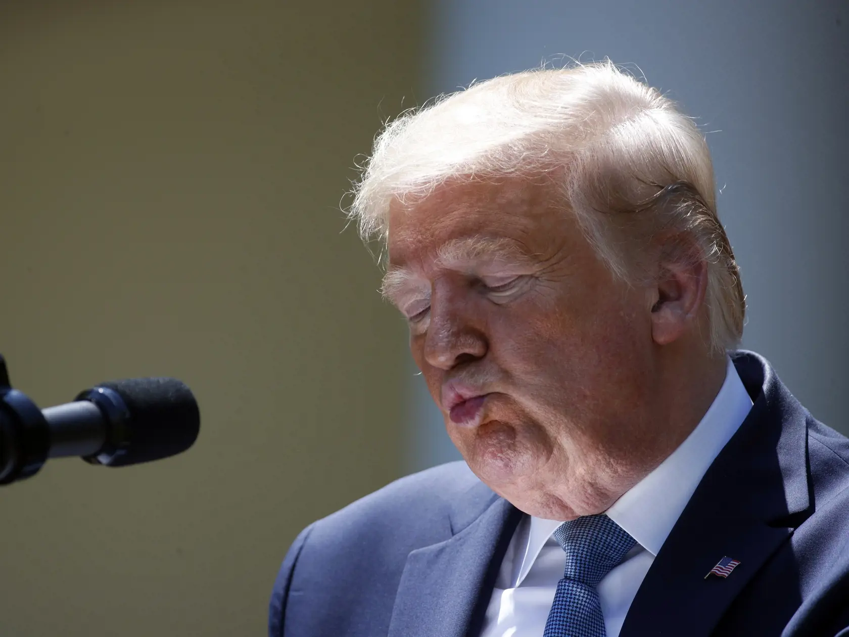 WA 22 Washington - Americký porezident Donald Trump gestikuluje počas brífingu o novom type koronavírusu v Ružovej záhrade Bieleho domu vo Washingtone v piatok 15. mája 2020. FOTO TASR/AP 


President Donald Trump speaks about the coronavirus in the Rose Garden of the White House, Friday, May 15, 2020, in Washington. (AP Photo/Alex Brandon)