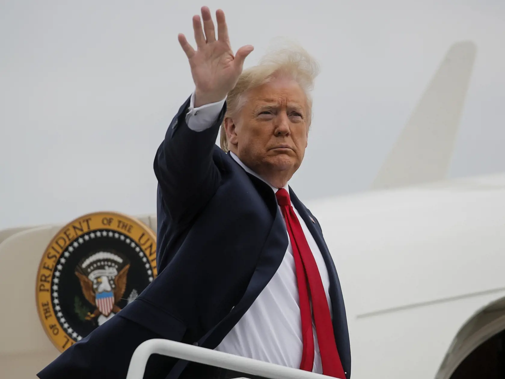 JB 21 Andrews - Americký prezident Donald Trump máva pri nastupovaní do lietadla Air Force One pred odletom do mesta Allentown na americkej leteckej základni Andrews 14. mája 2020. Spojené štáty patria medzi krajiny, ktoré epidémia koronavírusu postihla najviac. V Spojených štátoch zaznamenali v stredu 1813 nových úmrtí na ochorenie COVID-19, ktorého pôvodcom je nový druh koronavírusu SARS-CoV-2. Celkový počet potvrdených obetí tejto nákazy tak v USA dosiahol 84.059. V Spojených štátoch podľa Un