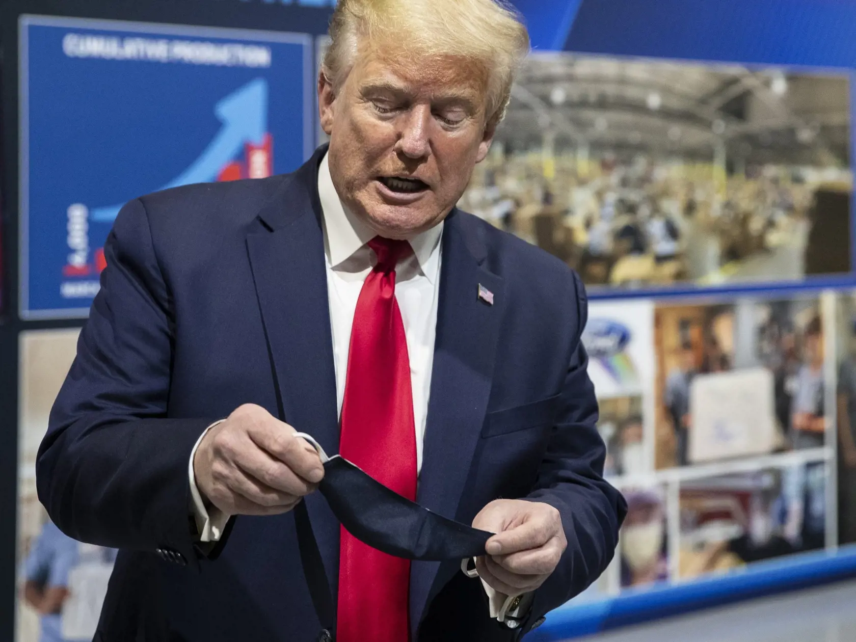 WA 6 Ypsilanti - Americký prezident Donald Trump drží svoje ochranné rúško počas prehliadky závodu automobilky Ford v meste Ypsilanti v americkom štáte Michigan vo štvrtok 21. mája 2020, ktorý prešiel na výrobu respirátorov a iného lekárskeho vybavenia na boj proti chorobe COVID-19. Trump počas prehliadky závodu uviedol, že si masku vyrábanú spoločnosťou Ford "v zákulisí" vyskúšal, ale novinárom nechcel "dopriať to potešenie" vidieť ho v nej a zvečniť. FOTO TASR/AP 

President Donald Trump holds