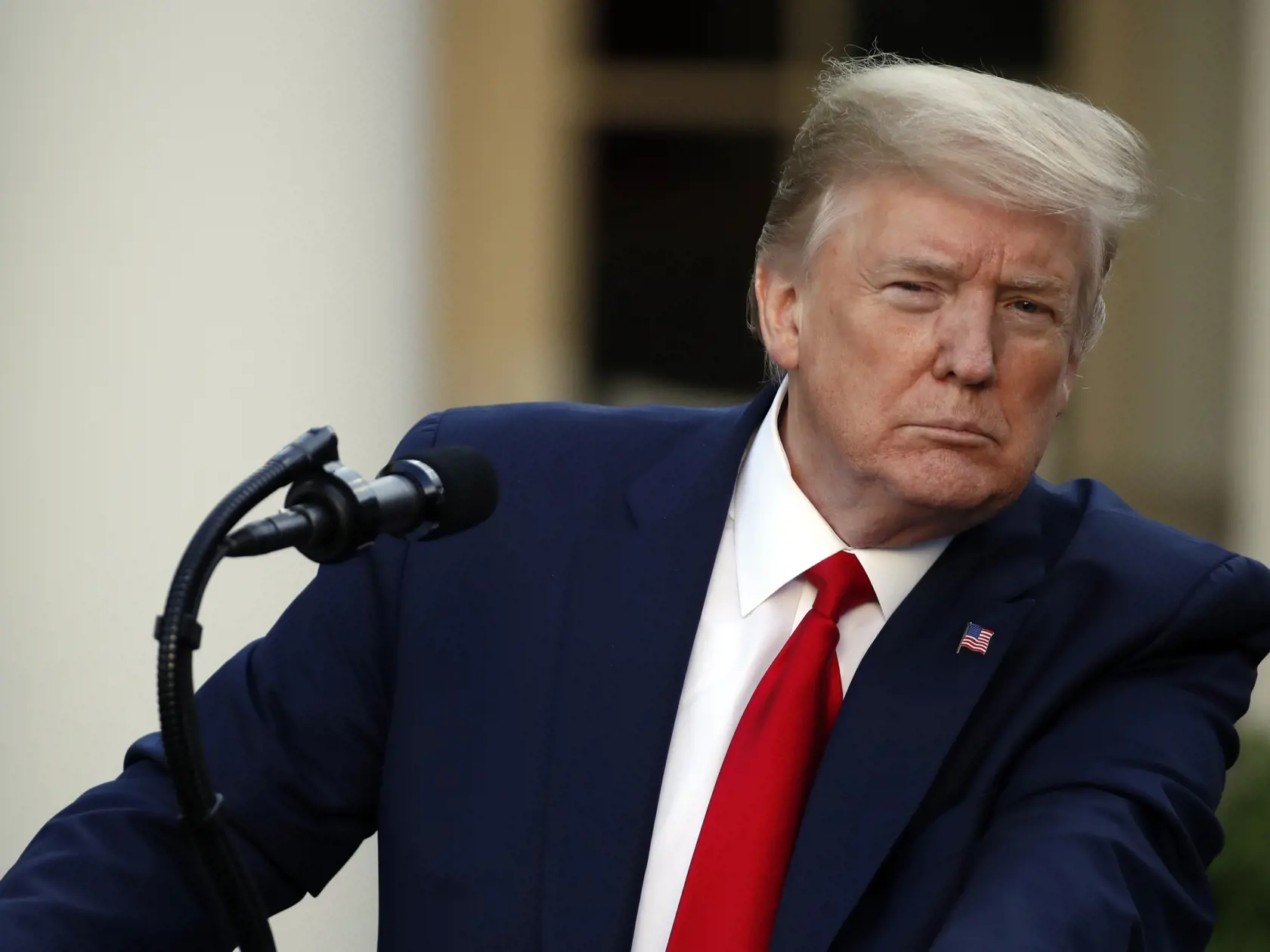 WA 8 Washington - Americký prezident Donald Trump počúva otázku novinára ohľadne koronavírusovej pandémie v Ružovej záhrade Bieleho domu vo Washingtone 27. apríla 2020. FOTO TASR/AP

President Donald Trump listens to a question as he speaks about the coronavirus in the Rose Garden of the White House, Monday, April 27, 2020, in Washington. (AP Photo/Alex Brandon)