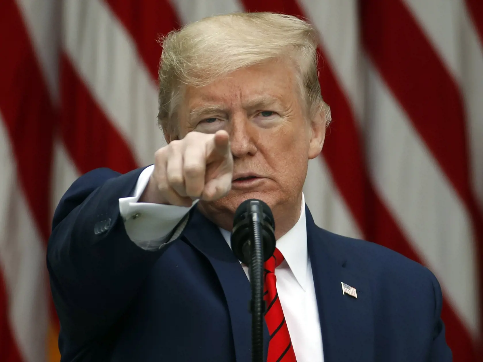 EBE 5 Washington - Na snímke americký prezident  Donald Trump počas tlačovej konferencie v Bielom dome vo Washingtone v noci na 12. mája 2020. Trump obvinil v pondelok demokratov z príliš pomalého rušenia obmedzení zavedených v súvislosti s koronavírusom v niektorých amerických štátoch. FOTO TASR/AP
President Donald Trump speaks about the coronavirus during a press briefing in the Rose Garden of the White House, Monday, May 11, 2020, in Washington. (AP Photo/Alex Brandon)
