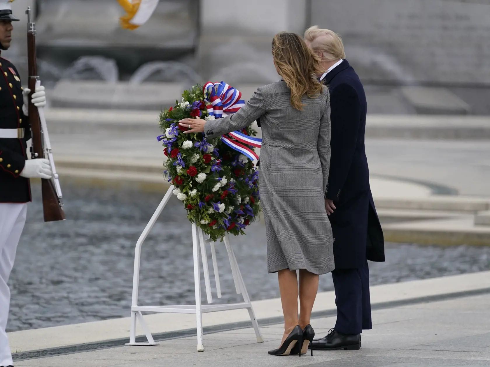 EBE 29 Washington - Na snímke sprava americký prezident Donald Trump a prvá dáma USA Melania Trumpová kladú veniec počas návštevy Pamätníka II. svetovej vojny pri príležitosti 75 výročia skončenia druhej svetovej vojny a kapitulácie nacistického Nemecka vo Washingtone 8. mája 2020. FOTO TASR/AP
President Donald Trump and first lady Melania Trump participate in a wreath laying ceremony at the World War II Memorial to commemorate the 75th anniversary of Victory in Europe Day, Friday, May 8, 2020, 
