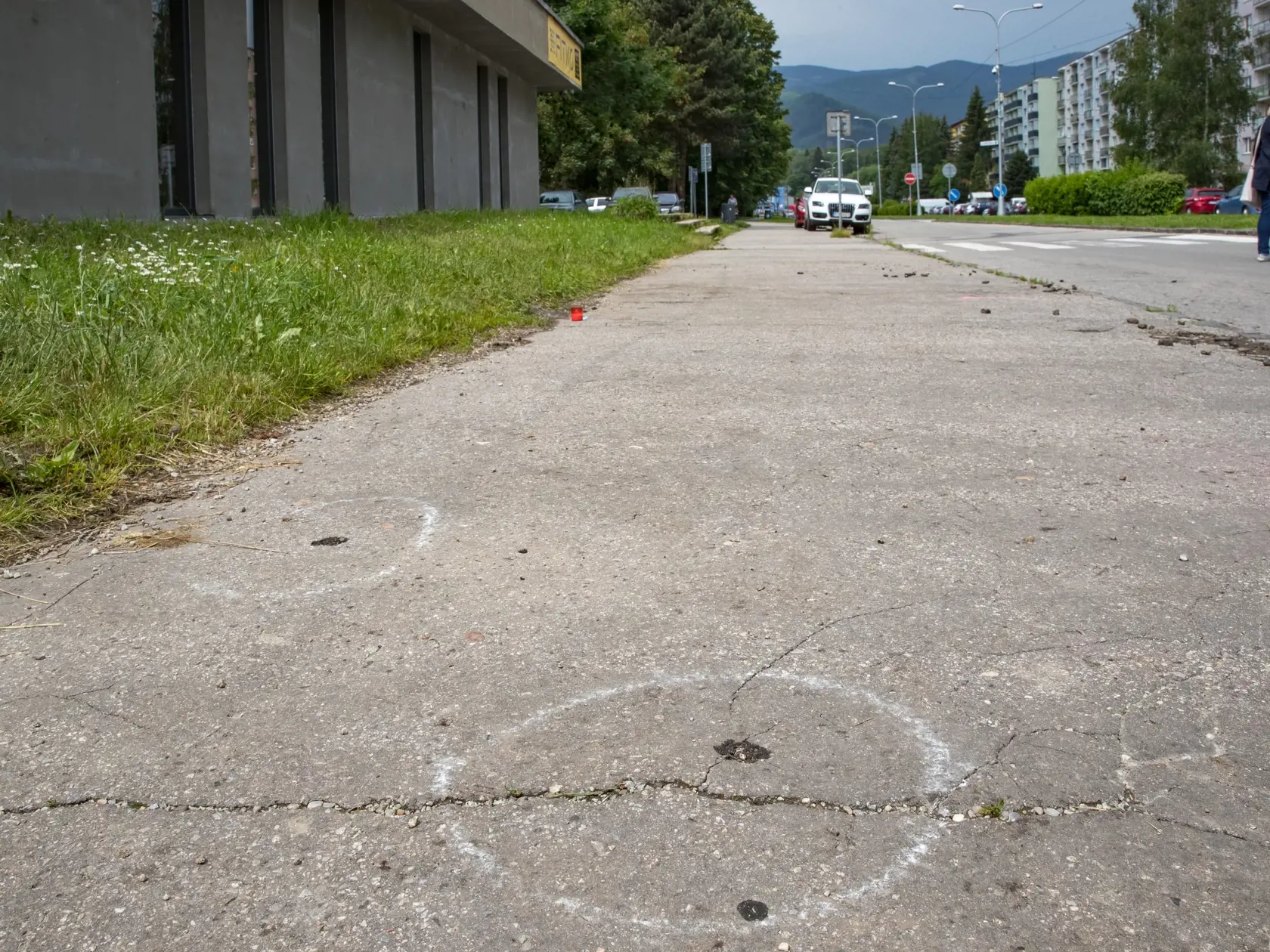 Deň po útoku nožom vo Vrútkach, pri ktorom okrem útočníka prišiel o život aj zástupca školy Jaroslav Budz a niekoľko ľudí vrátane detí bolo zranených. Na snímke sú stopy po odrazených projektiloch počas policajného zásahu zameraného na zneškodnenie páchateľa.