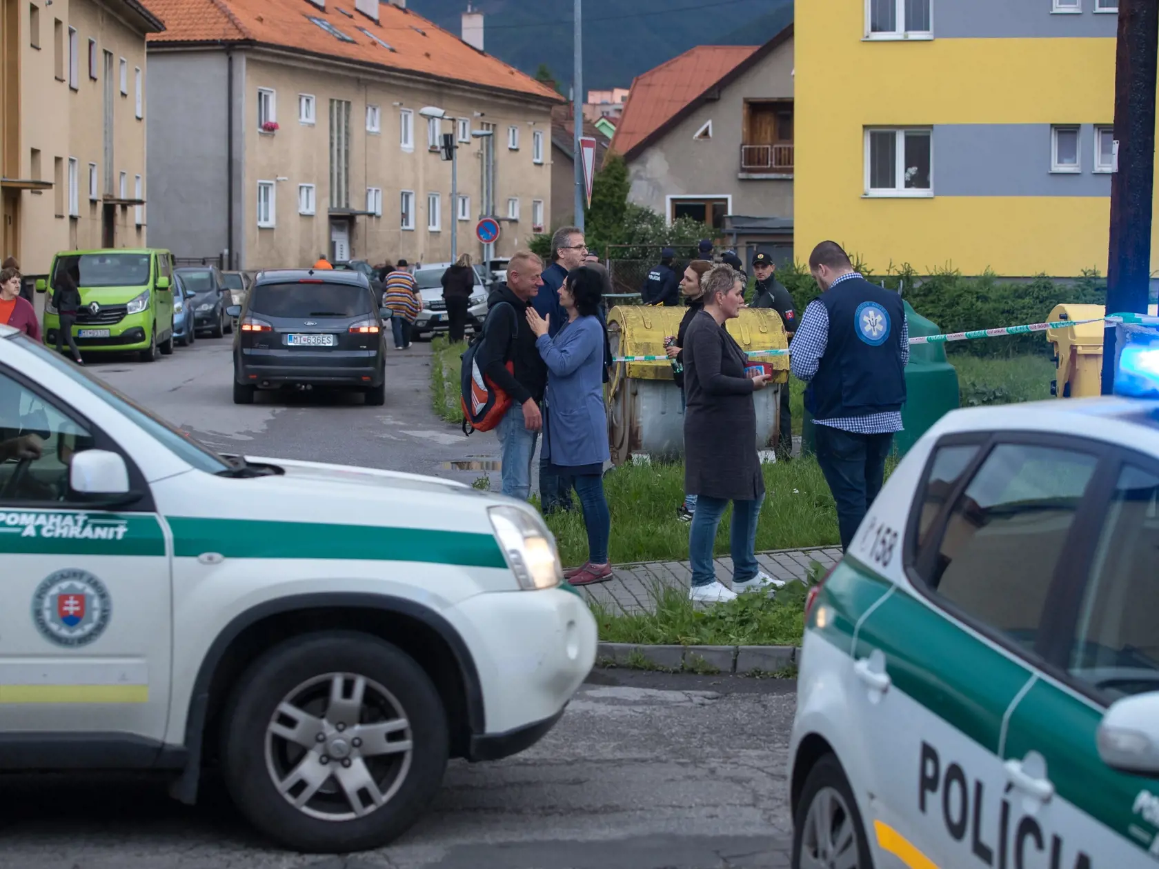 Situácia po útoku nožom vo Vrútkach, pri ktorom okrem útočníka prišiel o život aj zástupca školy Jaroslav Budz a niekoľko ľudí vrátane detí bolo zranených. Na snímke je 