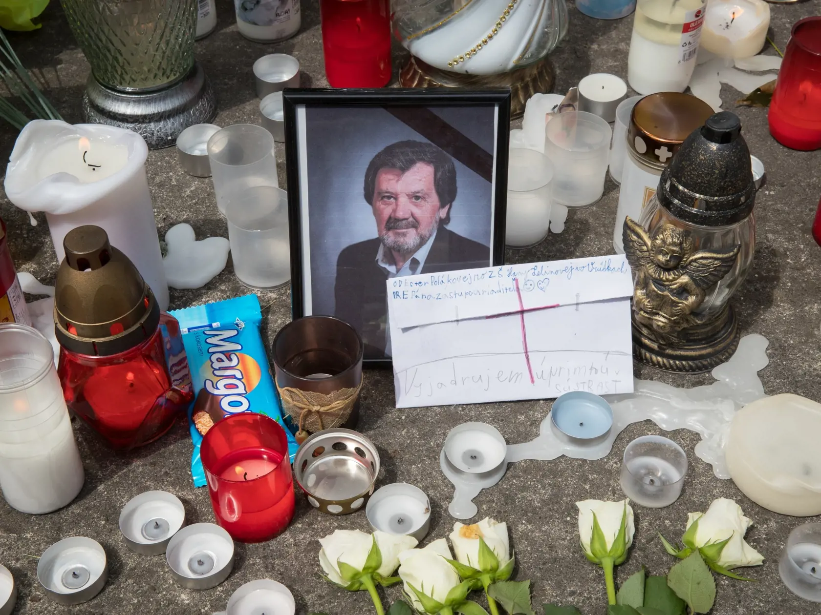 Deň po útoku nožom vo Vrútkach, pri ktorom okrem útočníka prišiel o život aj zástupca školy Jaroslav Budz a niekoľko ľudí vrátane detí bolo zranených. Na snímke je spomienka na zavraždeného pedagóga pri budove školy.