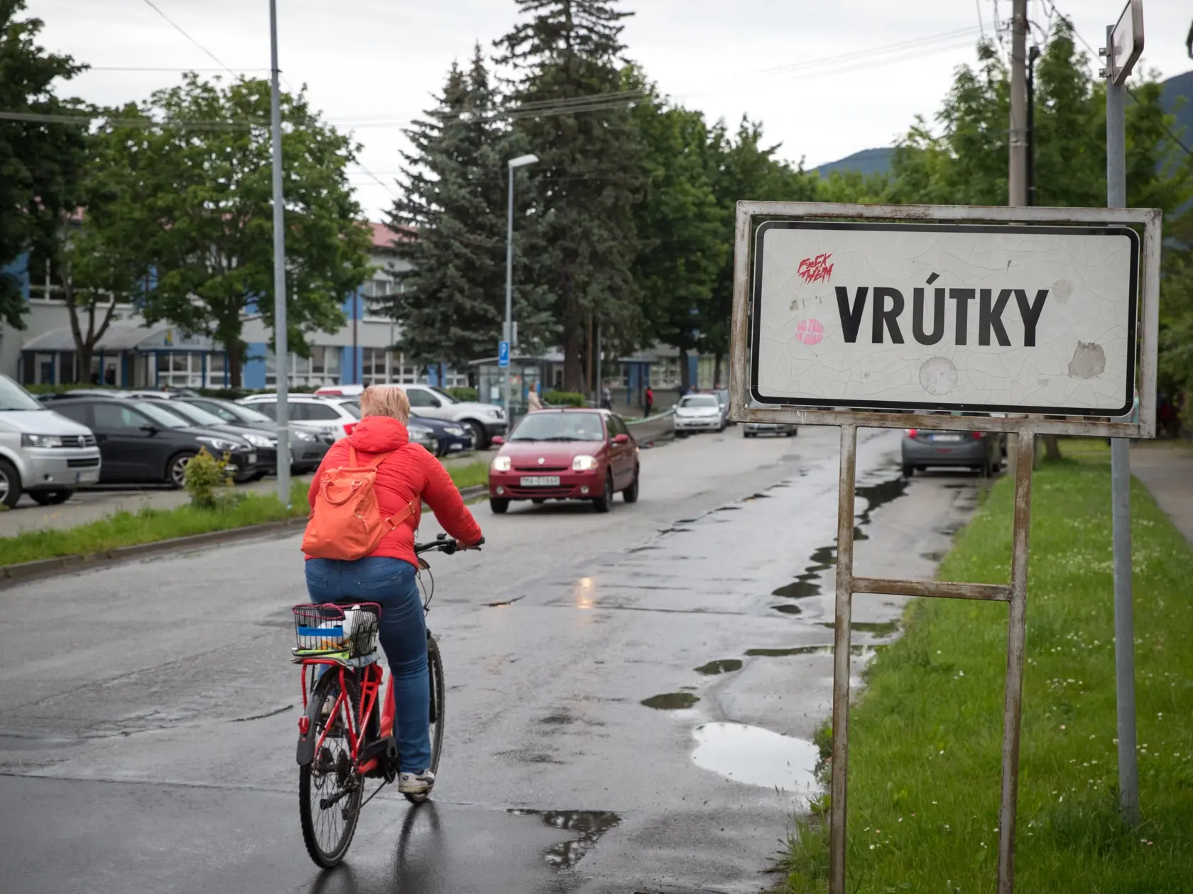 Situácia po útoku nožom vo Vrútkach, pri ktorom okrem útočníka prišiel o život aj zástupca školy Jaroslav Budz a niekoľko ľudí vrátane detí bolo zranených. Na snímke je tabuľa obce Vrútky. V pozadí je Spojená základná školá a gymnázium, v ktorej sa incident odohral.