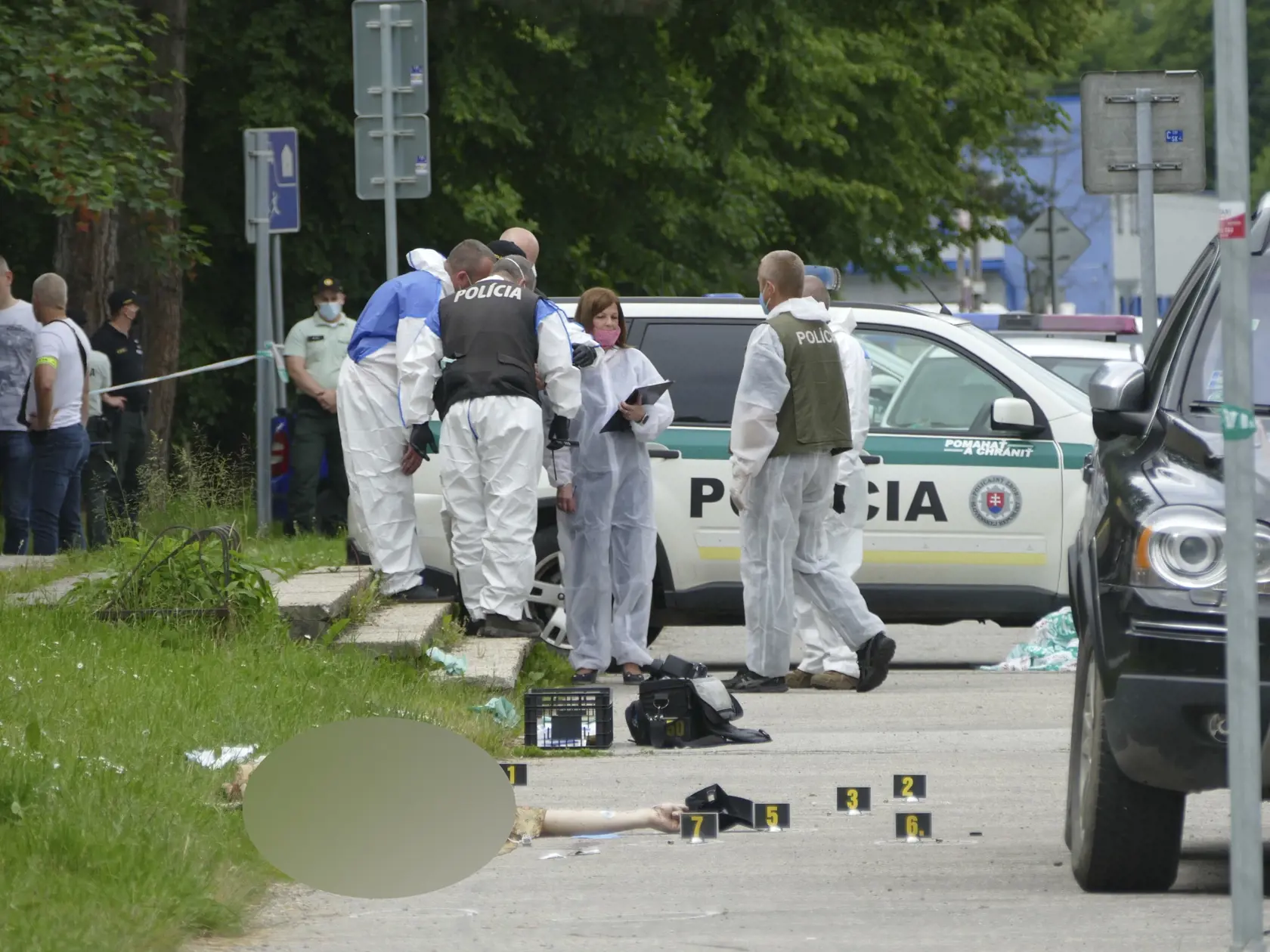 POZOR SILNÝ GRAFICKÝ OBSAH!!!!
Na snímke v pozadí vyšetrovatelia na mieste útoku muža na Spojenej škole vo Vrútkach 11. júna 2020. Pri incidente zomreli dvaja ľudia. Päť osôb je zranených, medzi nimi aj deti. Útočníkom na Spojenej škole vo Vrútkach bol jej bývalý žiak. FOTO TASR - Erika Ďurčová