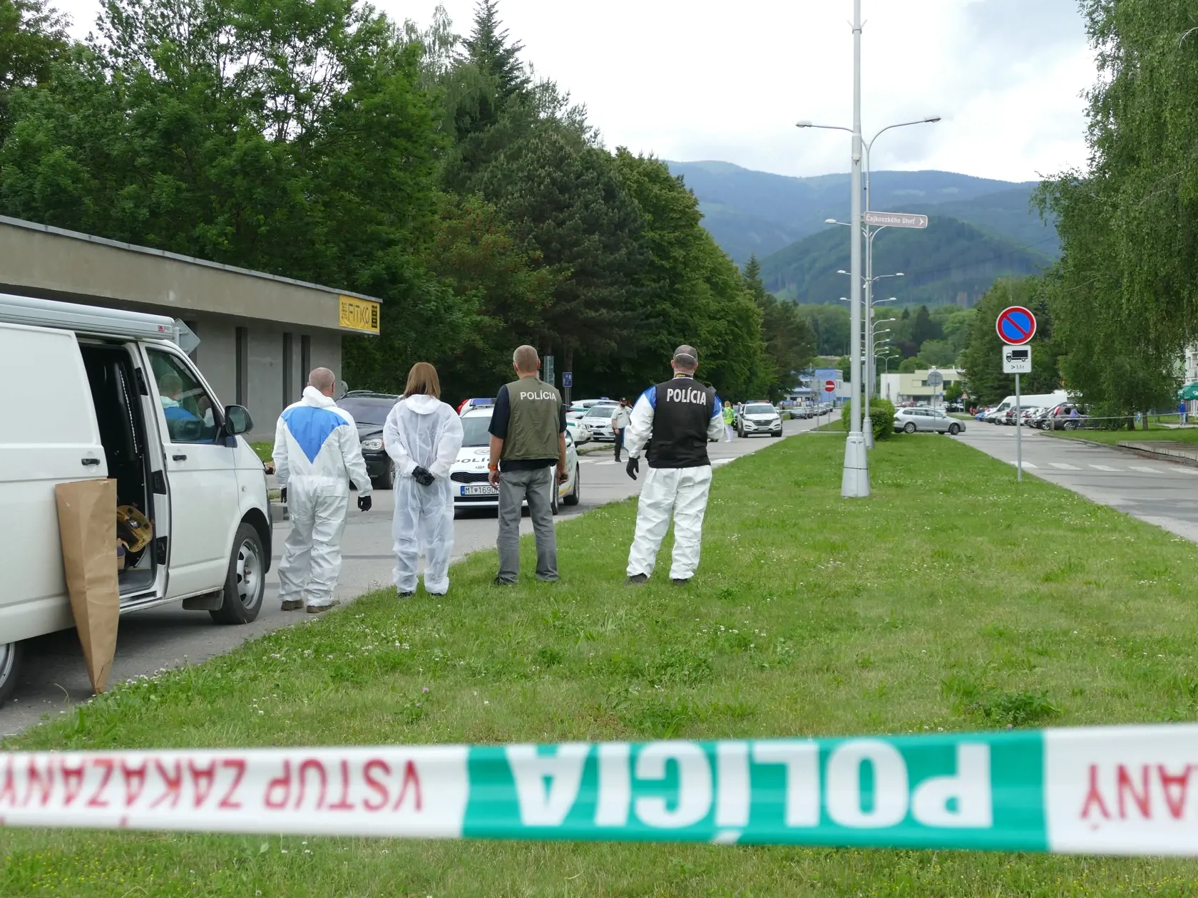 Na snímke vyšetrovatelia na mieste po útoku muža na Spojenej škole vo Vrútkach 11. júna 2020. Pri incidente zomreli dvaja ľudia. Päť osôb je zranených, medzi nimi aj deti. Útočníkom na Spojenej škole vo Vrútkach bol jej bývalý žiak. FOTO TASR - Erika Ďurčová