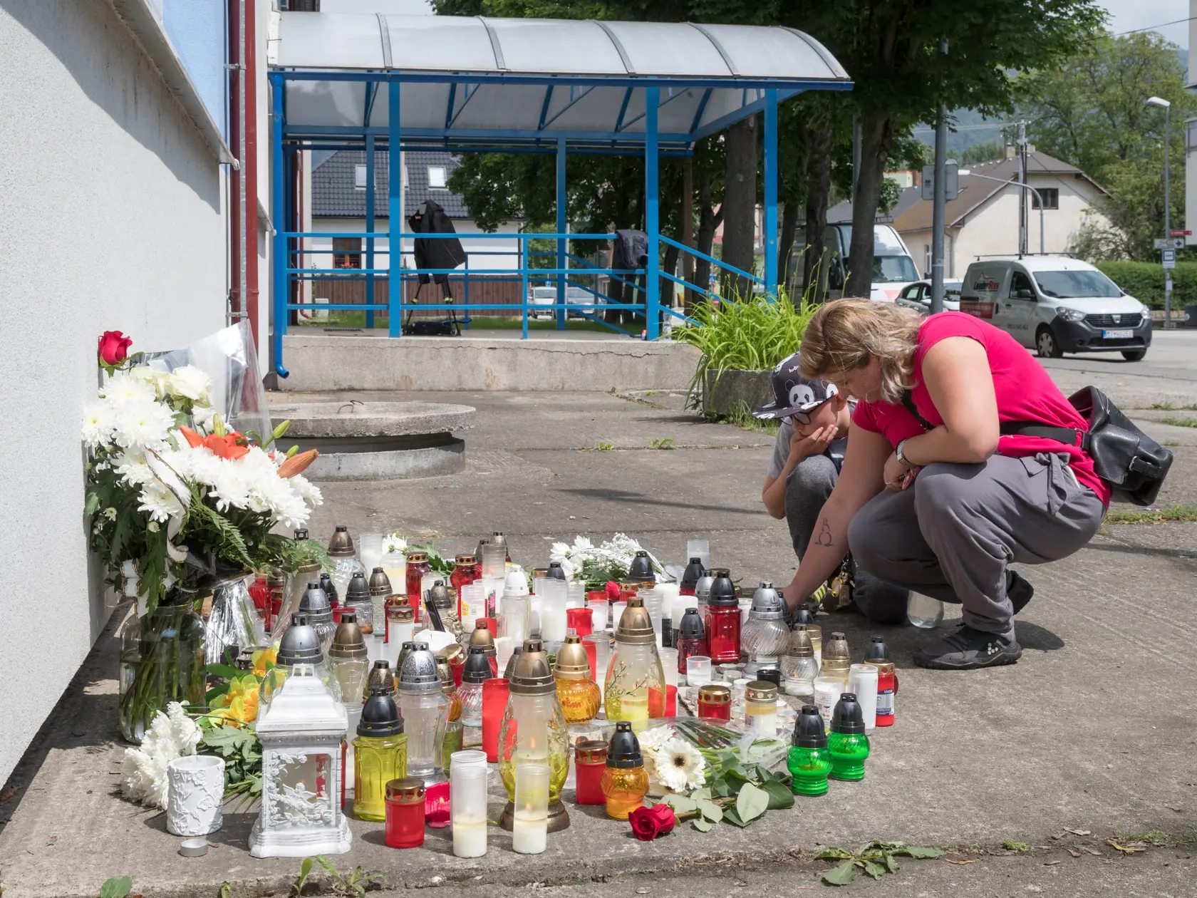 Deň po útoku nožom vo Vrútkach, pri ktorom okrem útočníka prišiel o život aj zástupca školy Jaroslav Budz a niekoľko ľudí vrátane detí bolo zranených. Na snímke je spomienka na zavraždeného pedagóga pri budove školy, kam od incidentu prichádzajú ľudia zapáliť sviečku.