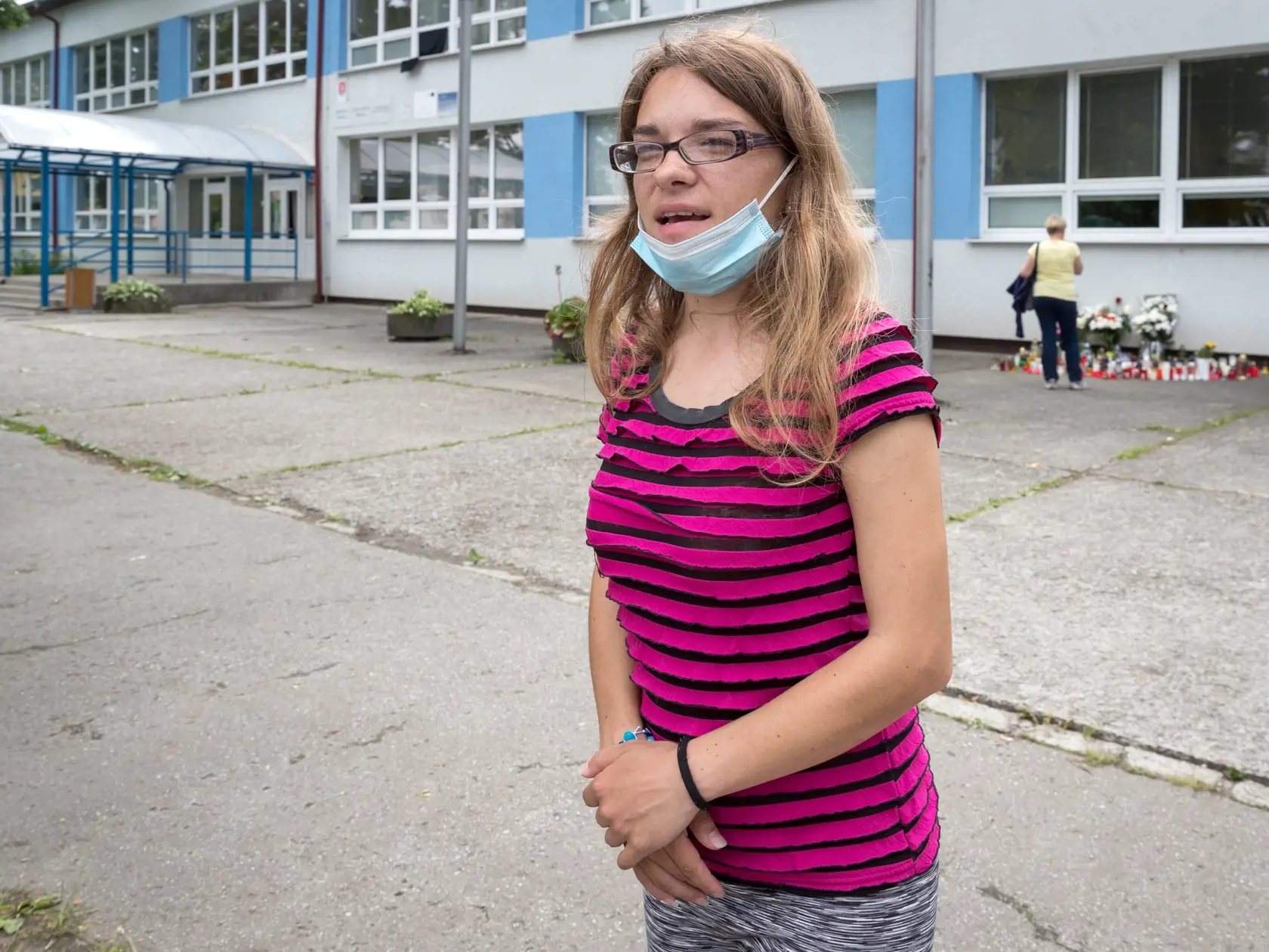 Situácia po útoku nožom vo Vrútkach, pri ktorom okrem útočníka prišiel o život aj zástupca školy Jaroslav Budz a niekoľko ľudí vrátane detí bolo zranených. Na snímke je výbalá žiačka obete, ktorá prišla pred školu zapáliť sviečku.