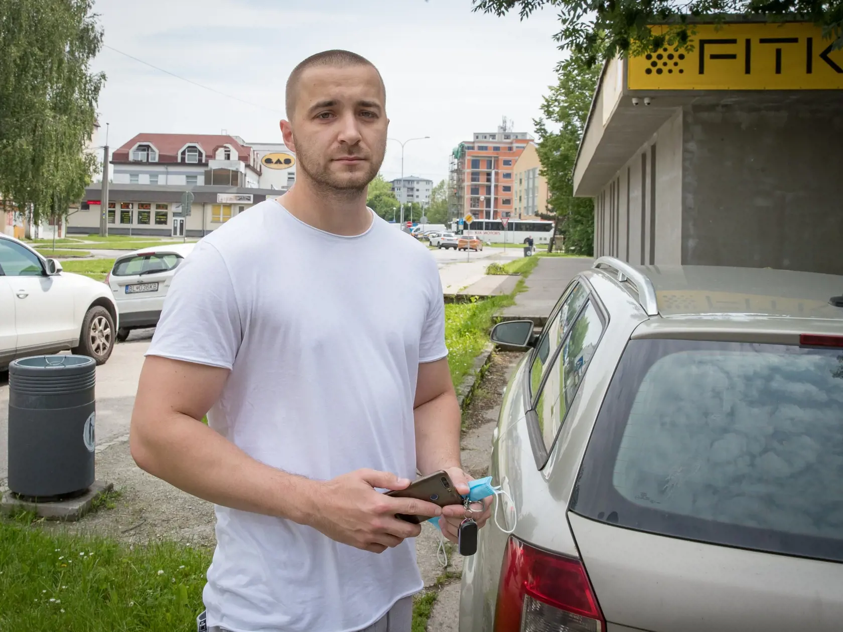 Situácia po útoku nožom vo Vrútkach, pri ktorom okrem útočníka prišiel o život aj zástupca školy Jaroslav Budz a niekoľko ľudí vrátane detí bolo zranených. Na snímke je svedok policajného zásahu, ktorý udalosť sledoval cez okno neďalekého fitness centra.