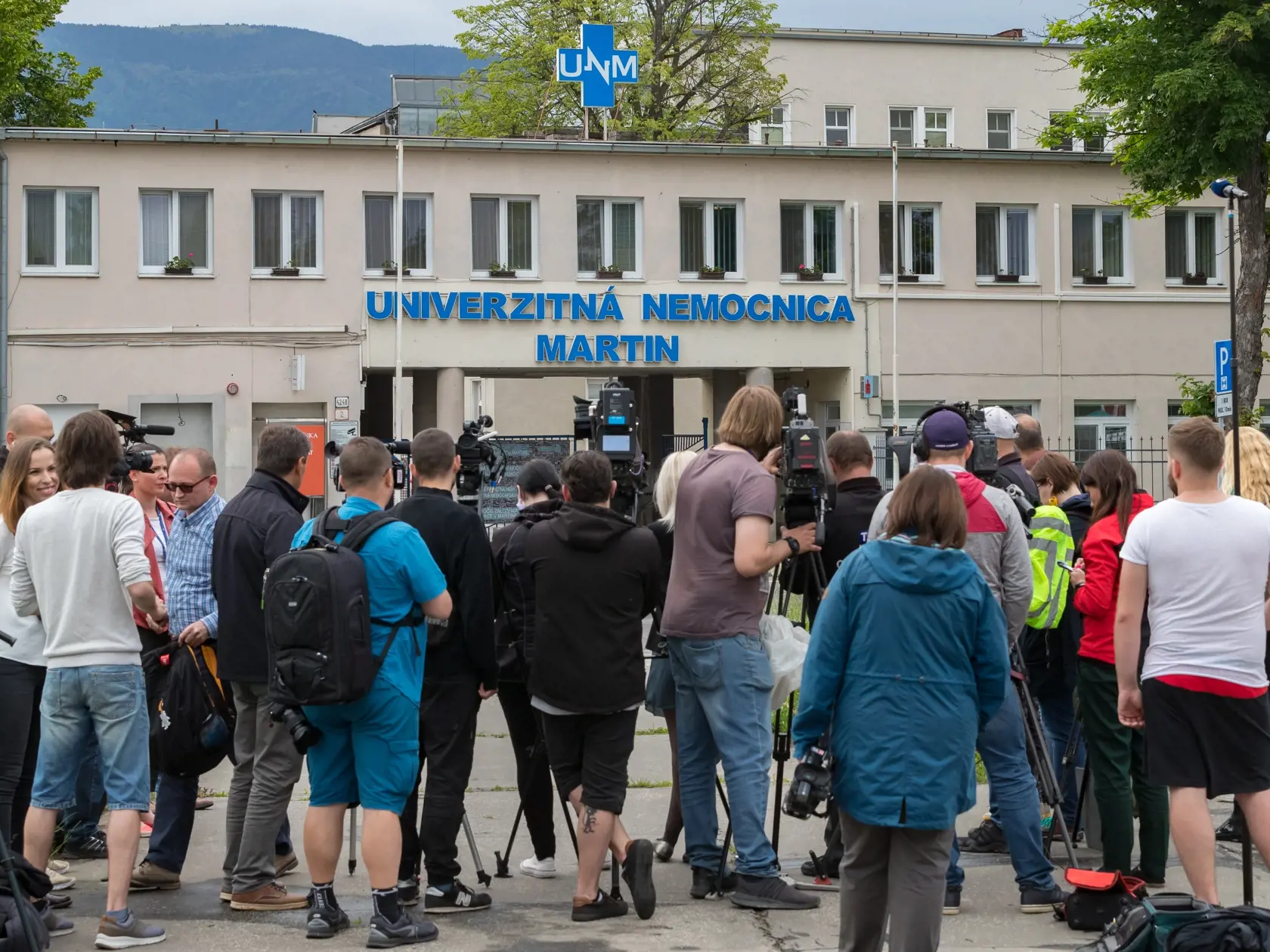 Situácia po útoku nožom vo Vrútkach, pri ktorom okrem útočníka prišiel o život aj zástupca školy Jaroslav Budz a niekoľko ľudí vrátane detí bolo zranených. Na snímke je vstup do areálu Univerzitnej nemocnice v Martine, kam previezli zranených.