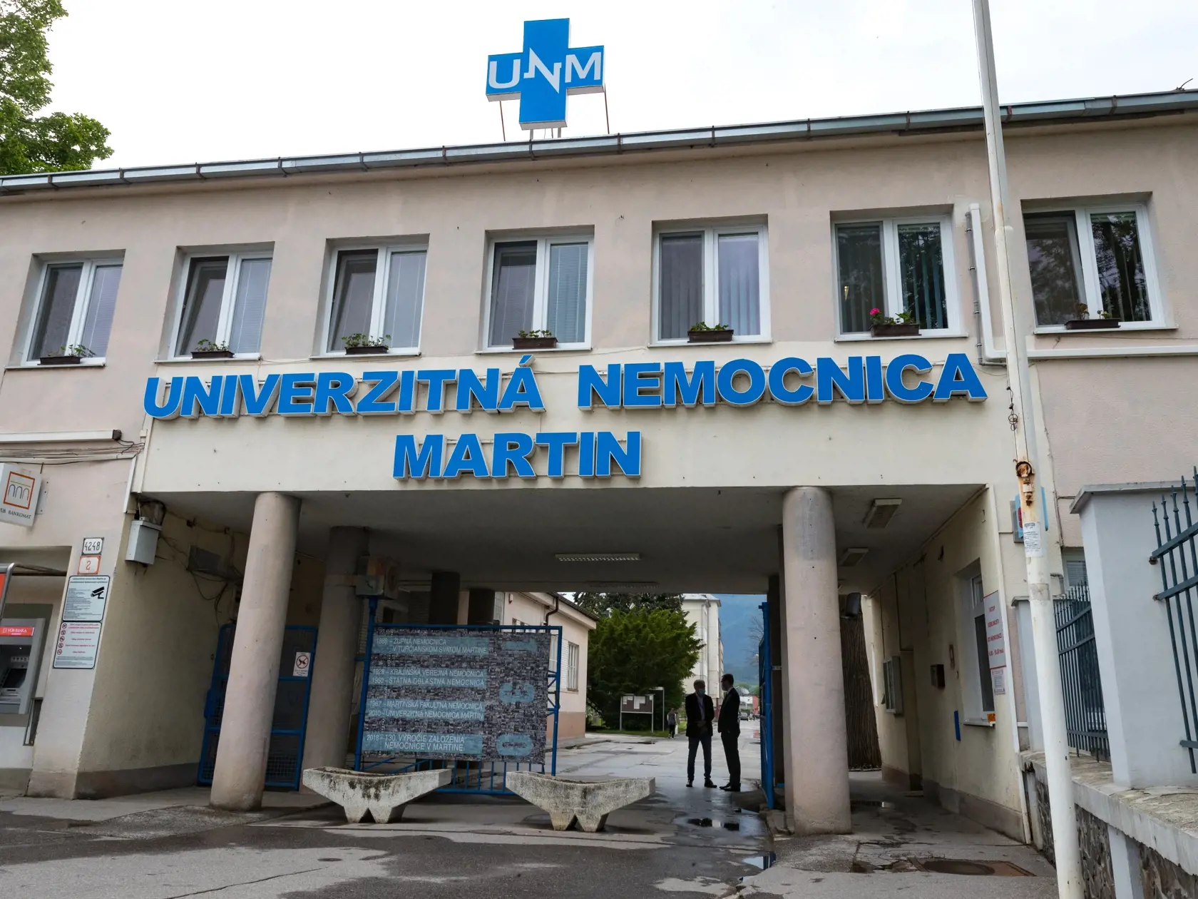 Situácia po útoku nožom vo Vrútkach, pri ktorom okrem útočníka prišiel o život aj zástupca školy Jaroslav Budz a niekoľko ľudí vrátane detí bolo zranených. Na snímke je vstup do areálu Univerzitnej nemocnice v Martine, kam previezli zranených.