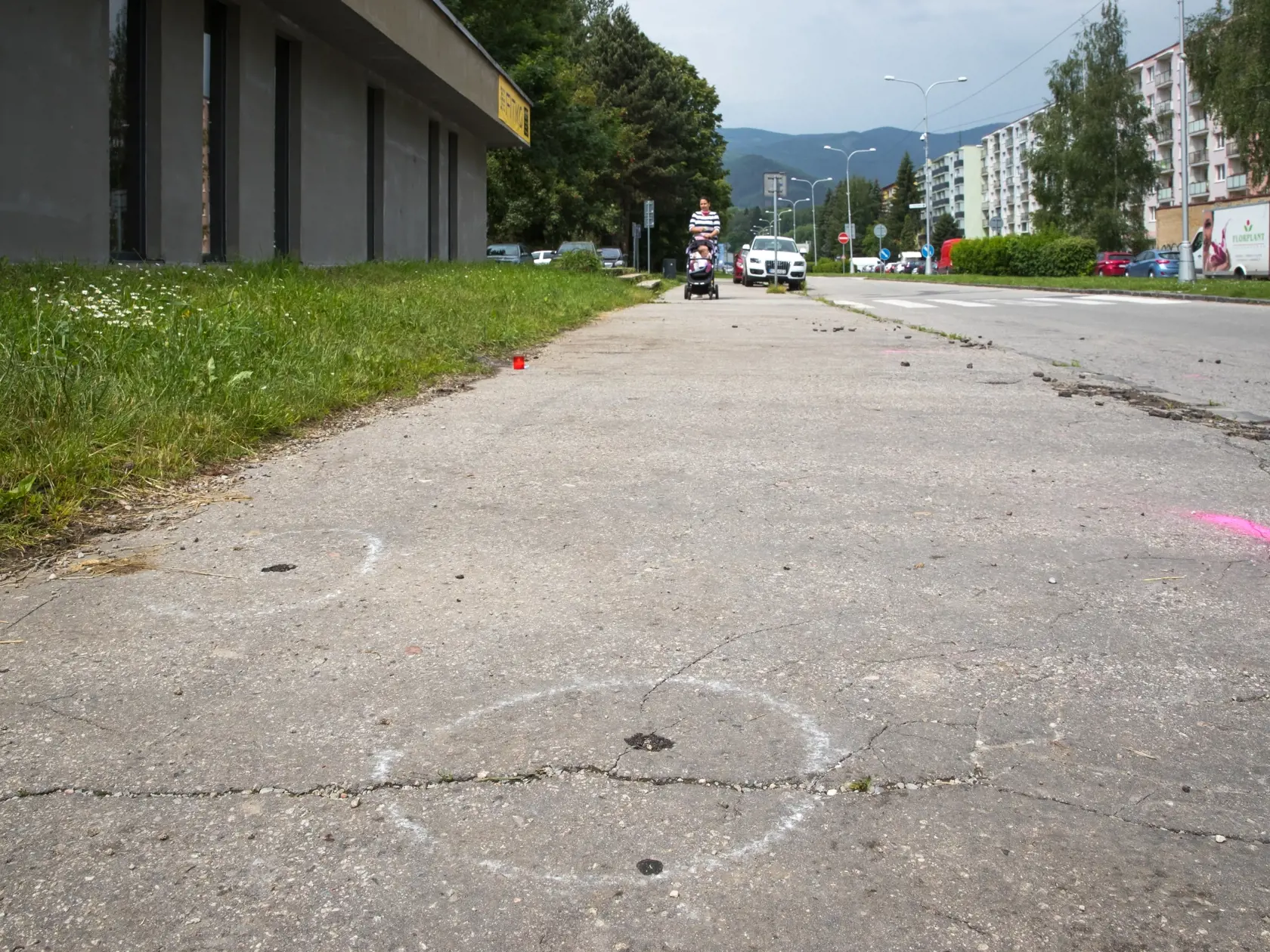 Situácia po útoku nožom vo Vrútkach, pri ktorom okrem útočníka prišiel o život aj zástupca školy Jaroslav Budz a niekoľko ľudí vrátane detí bolo zranených. Na snímke sú zakreslené stopy po projektiloch, ktoré polícia vystrelila na útočníka pri jeho prenasledovaní.