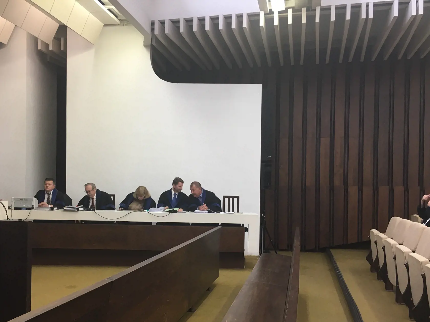 Neprišli! Obžalovaní v prípade Okoličány a spol. sa všetci ospravedlnili.