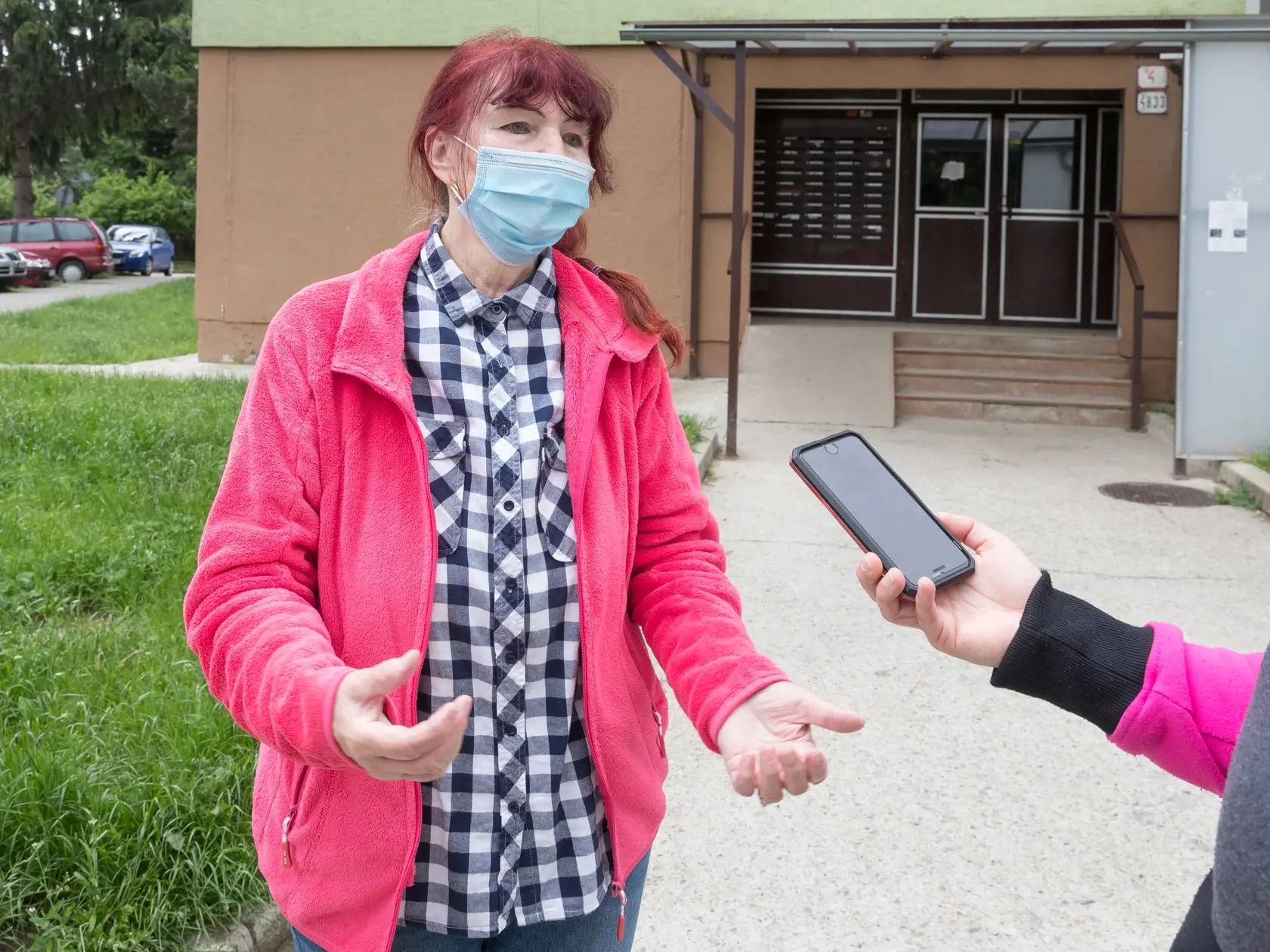 Deň po útoku nožom vo Vrútkach, pri ktorom okrem útočníka prišiel o život aj zástupca školy Jaroslav Budz a niekoľko ľudí vrátane detí bolo zranených.  Na snímke je pani Božena, suseda zavraždeného pedagóga.