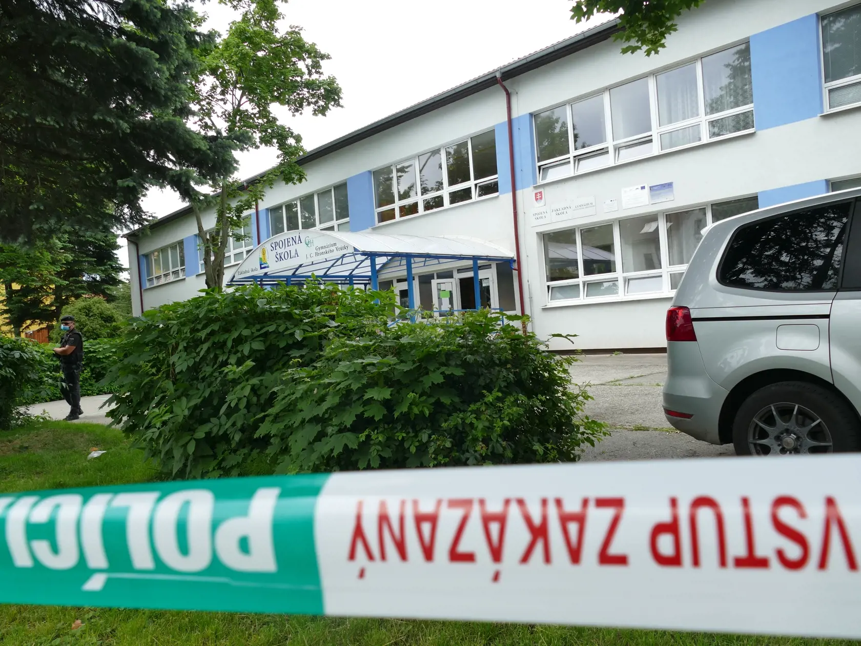 Na snímke pohľad na budovu Spojenej školy po útoku muža vo Vrútkach 11. júna 2020. Pri incidente zomreli dvaja ľudia. Päť osôb je zranených, medzi nimi aj deti. Útočníkom na Spojenej škole vo Vrútkach bol jej bývalý žiak. FOTO TASR - Erika Ďurčová