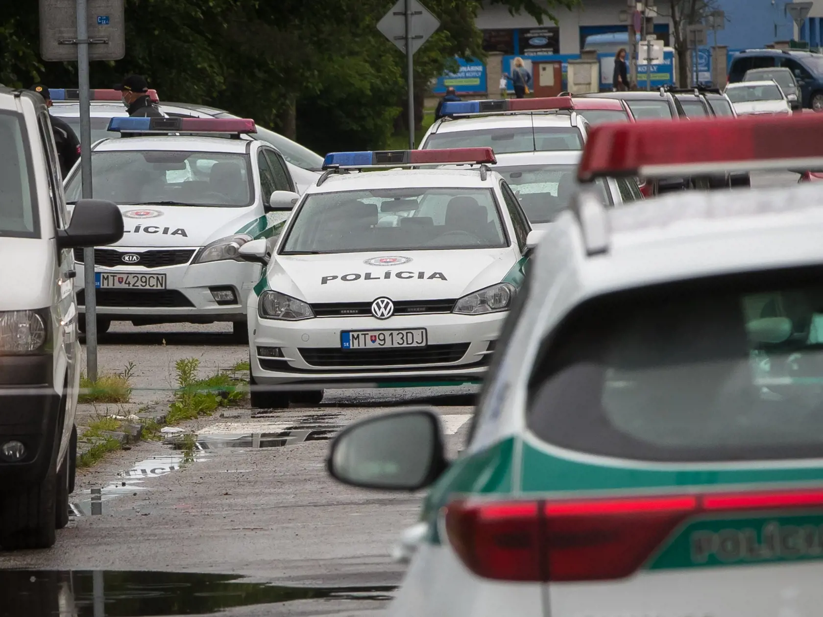 Situácia po útoku nožom vo Vrútkach, pri ktorom okrem útočníka prišiel o život aj zástupca školy Jaroslav Budz a niekoľko ľudí vrátane detí bolo zranených. Na snímke je množstvo policajných áut povolaných na zásah.