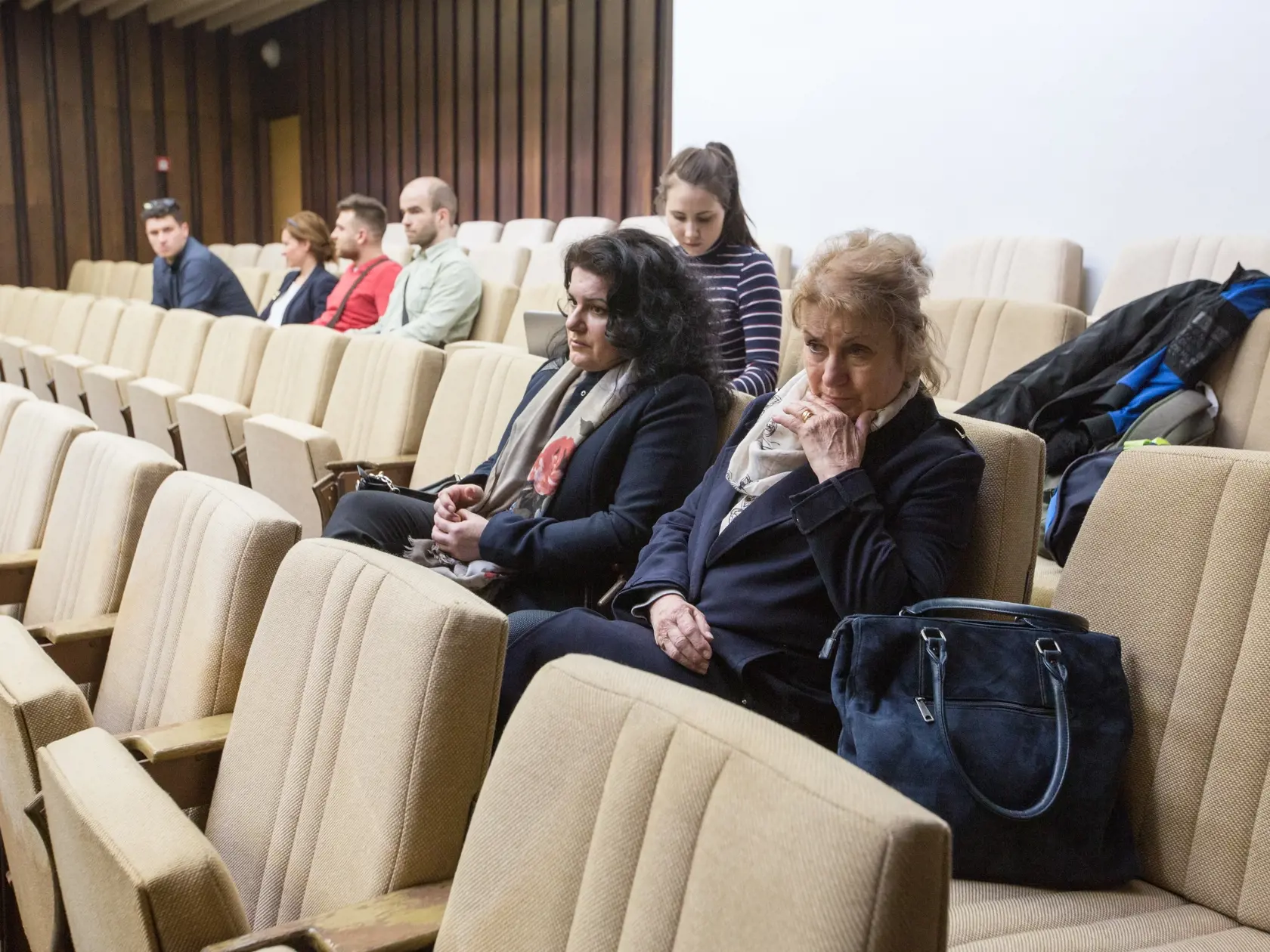 Nešťastná matka (vpravo) Romana Straku, ktorého zastrelili omylom pri vražde Jozefa Estóka.