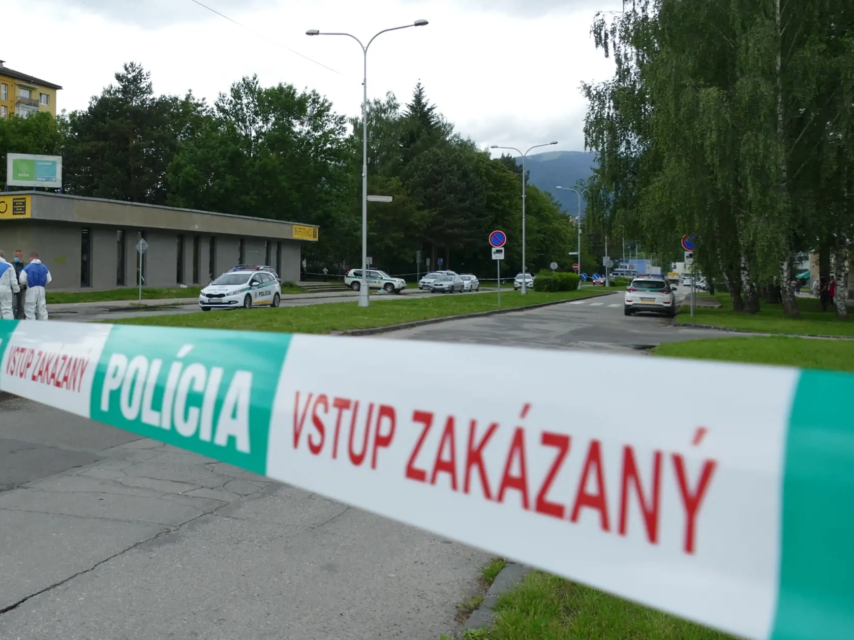 Na snímke policajti a vyšetrovatelia po útoku muža na Spojenej škole vo Vrútkach 11. júna 2020. Pri incidente zomreli dvaja ľudia. Päť osôb je zranených, medzi nimi aj deti. Útočníkom na Spojenej škole vo Vrútkach bol jej bývalý žiak. FOTO TASR - Erika Ďurčová