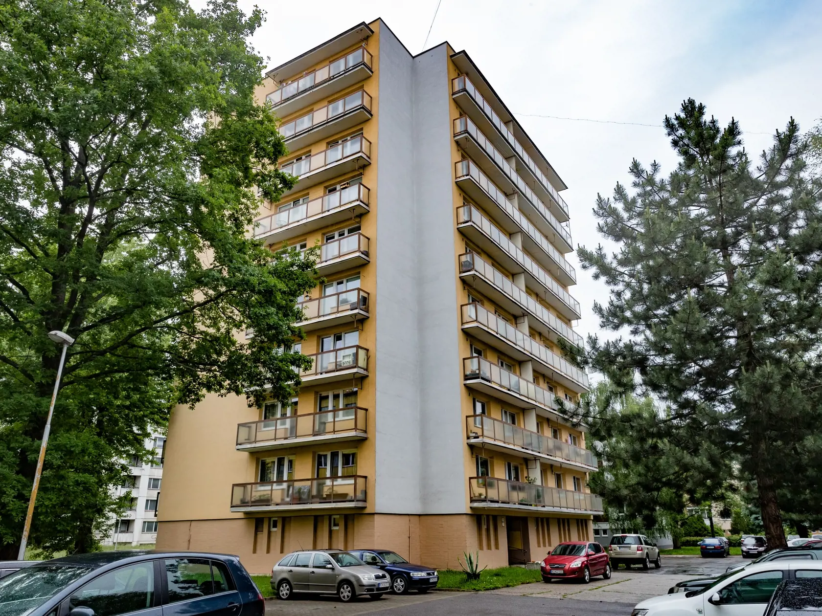 Situácia po útoku nožom vo Vrútkach, pri ktorom okrem útočníka prišiel o život aj zástupca školy Jaroslav Budz a niekoľko ľudí vrátane detí bolo zranených. Na snímke je bytový dom v ktorom žije rodina útočníka.