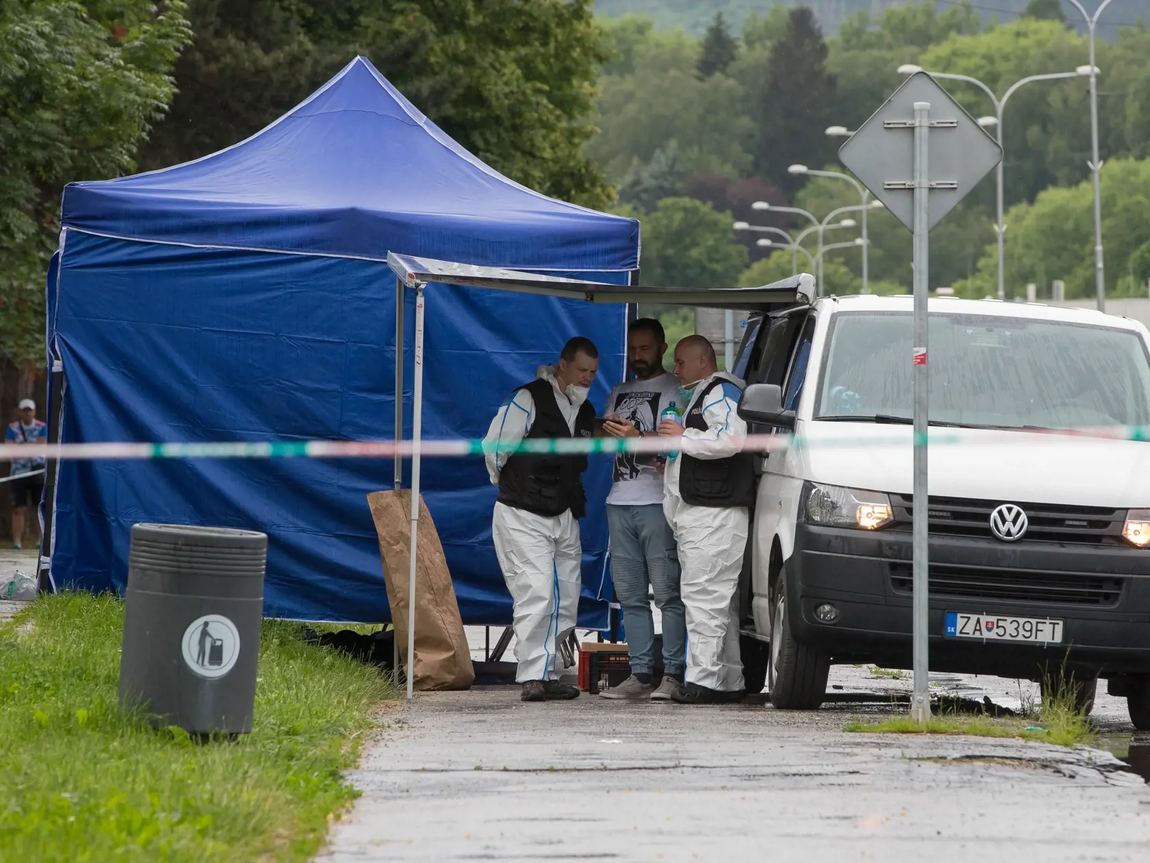Situácia po útoku nožom vo Vrútkach, pri ktorom okrem útočníka prišiel o život aj zástupca školy Jaroslav Budz a niekoľko ľudí vrátane detí bolo zranených. Na snímke je miesto, kde polícia smrteľne zranila útočníka a prebieha vyšetrovanie zásahu.