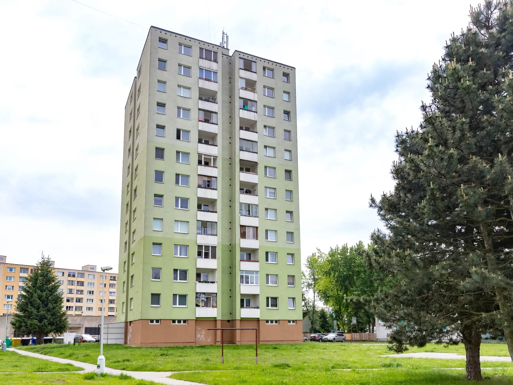 Situácia po útoku nožom vo Vrútkach, pri ktorom okrem útočníka prišiel o život aj zástupca školy Jaroslav Budz a niekoľko ľudí vrátane detí bolo zranených. Na snímke je bytový dom v ktorom zavraždený pedagóg žil so svojou rodinou.