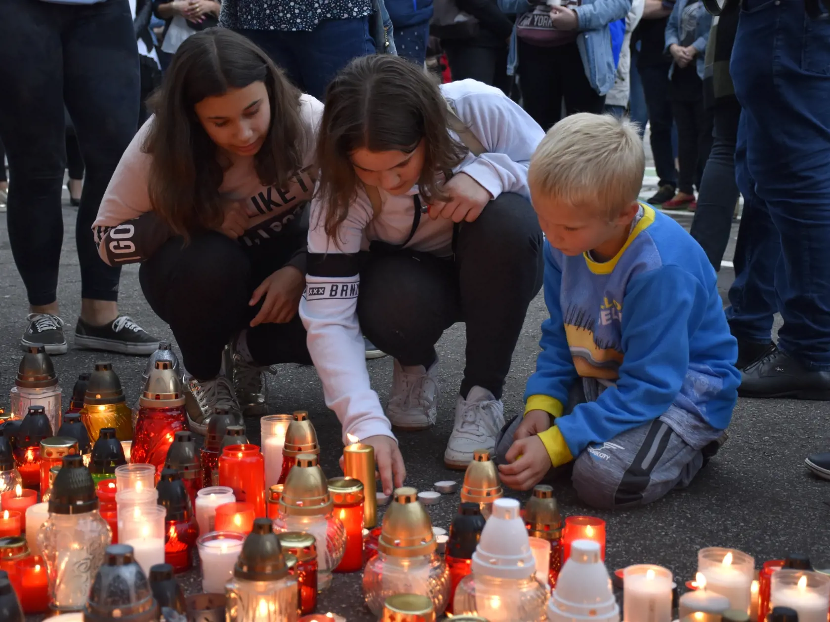 Tragická smrť učiteľa Spojenej školy vo Vrútkach Jaroslava Budza otriasla stovkami ľudí, ktorí mu prišli zapáliť sviečku k budove školy vo štvrtok večer 11. júna 2020. Dvoch mŕtvych a viacero zranených vrátane detí si vyžiadal štvrtkový útok bývalého žiaka školy. Podľa policajného prezidenta Milana Lučanského mu kládol odpor zástupca riaditeľa školy, ktorého smrteľne zranil. Muž potom vbehol do najbližšej triedy a napadol učiteľku a dve deti. Útočníka prenasledoval z miesta činu školník, ktorý s