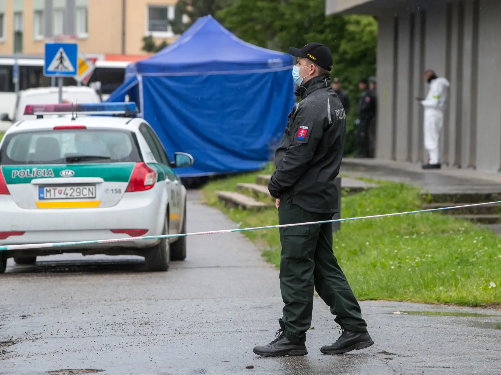 Situácia po útoku nožom vo Vrútkach, pri ktorom okrem útočníka prišiel o život aj zástupca školy Jaroslav Budz a niekoľko ľudí vrátane detí bolo zranených. Na snímke je miesto, kde polícia smrteľne zranila útočníka a prebieha vyšetrovanie zásahu.