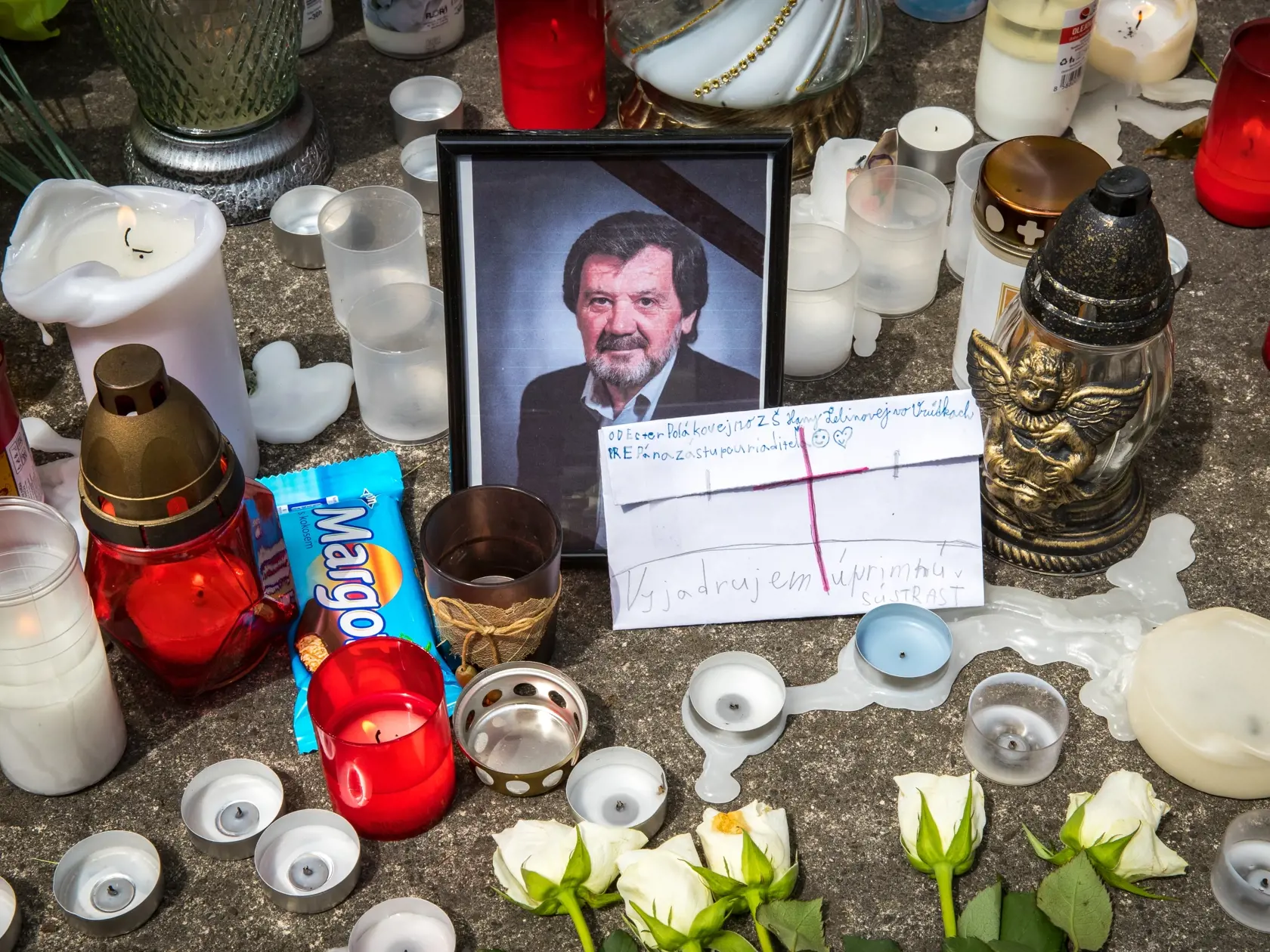 Situácia po útoku nožom vo Vrútkach, pri ktorom okrem útočníka prišiel o život aj zástupca školy Jaroslav Budz a niekoľko ľudí vrátane detí bolo zranených. Na snímke je pietna spomienka na zavraždeného pedagóga v areáli školy.