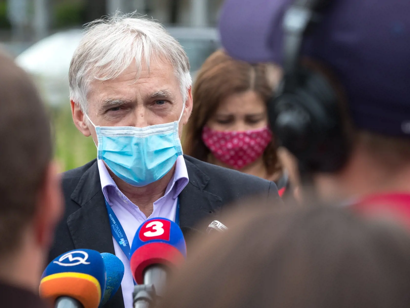 Situácia po útoku nožom vo Vrútkach, pri ktorom okrem útočníka prišiel o život aj zástupca školy Jaroslav Budz a niekoľko ľudí vrátane detí bolo zranených. Na snímke je Dušan Krkoška, generálny riaditeľ Univerzitnej nemocnice v Martine, kam previezli zranených.