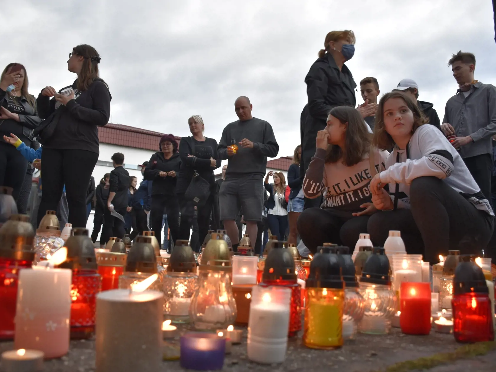 Tragická smrť učiteľa Spojenej školy vo Vrútkach Jaroslava Budza otriasla stovkami ľudí, ktorí mu prišli zapáliť sviečku k budove školy vo štvrtok večer 11. júna 2020. Dvoch mŕtvych a viacero zranených vrátane detí si vyžiadal štvrtkový útok bývalého žiaka školy. Podľa policajného prezidenta Milana Lučanského mu kládol odpor zástupca riaditeľa školy, ktorého smrteľne zranil. Muž potom vbehol do najbližšej triedy a napadol učiteľku a dve deti. Útočníka prenasledoval z miesta činu školník, ktorý s