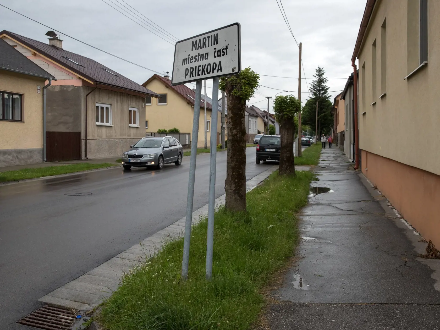 Situácia po útoku nožom vo Vrútkach, pri ktorom okrem útočníka prišiel o život aj zástupca školy Jaroslav Budz a niekoľko ľudí vrátane detí bolo zranených. Na snímke je tabuľa miestnej časti Priekopa v Martine, na hranici ktorej sa incident odohral.