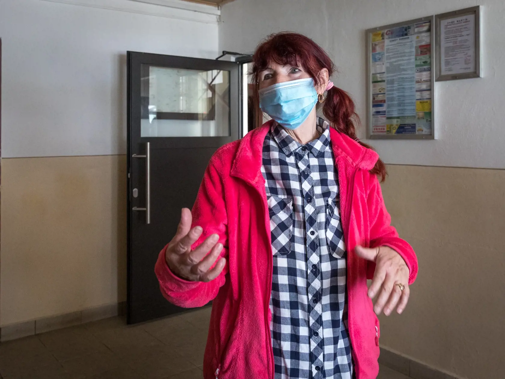 Situácia po útoku nožom vo Vrútkach, pri ktorom okrem útočníka prišiel o život aj zástupca školy Jaroslav Budz a niekoľko ľudí vrátane detí bolo zranených. Na snímke je pani Božena, suseda zavraždeného pedagóga.