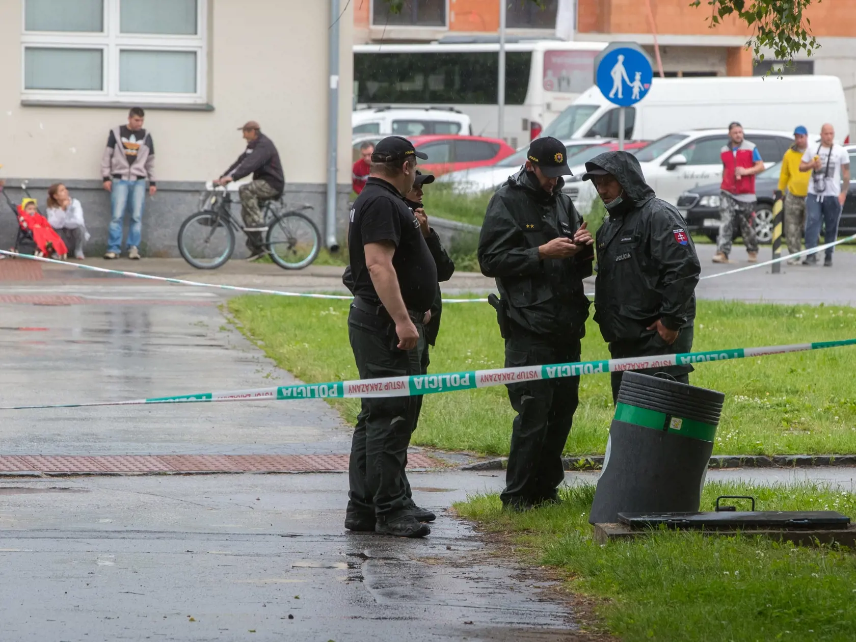 Situácia po útoku nožom vo Vrútkach, pri ktorom okrem útočníka prišiel o život aj zástupca školy Jaroslav Budz a niekoľko ľudí vrátane detí bolo zranených. Na snímke je miesto, kde polícia smrteľne zranila útočníka a prebieha vyšetrovanie zásahu.