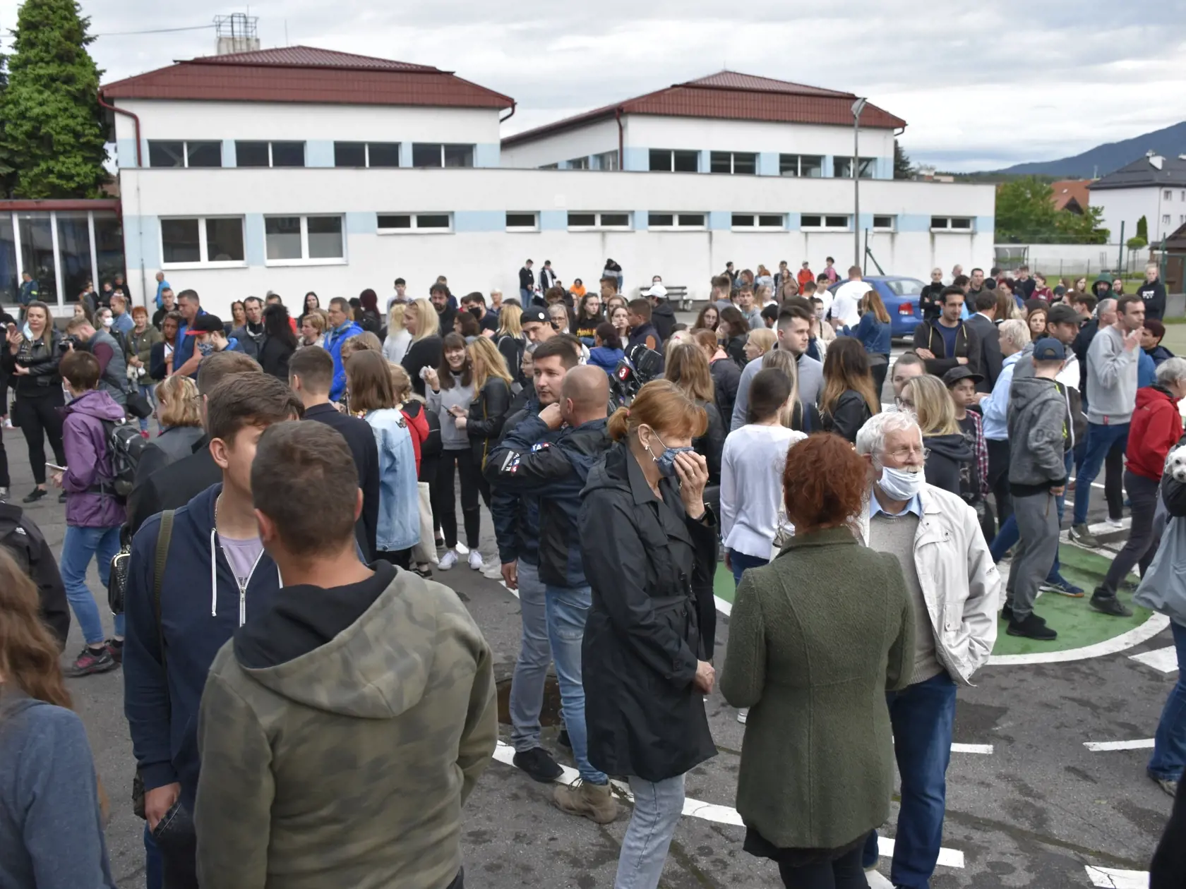 Tragická smrť učiteľa Spojenej školy vo Vrútkach Jaroslava Budza otriasla stovkami ľudí, ktorí mu prišli zapáliť sviečku k budove školy vo štvrtok večer 11. júna 2020. Dvoch mŕtvych a viacero zranených vrátane detí si vyžiadal štvrtkový útok bývalého žiaka školy. Podľa policajného prezidenta Milana Lučanského mu kládol odpor zástupca riaditeľa školy, ktorého smrteľne zranil. Muž potom vbehol do najbližšej triedy a napadol učiteľku a dve deti. Útočníka prenasledoval z miesta činu školník, ktorý s