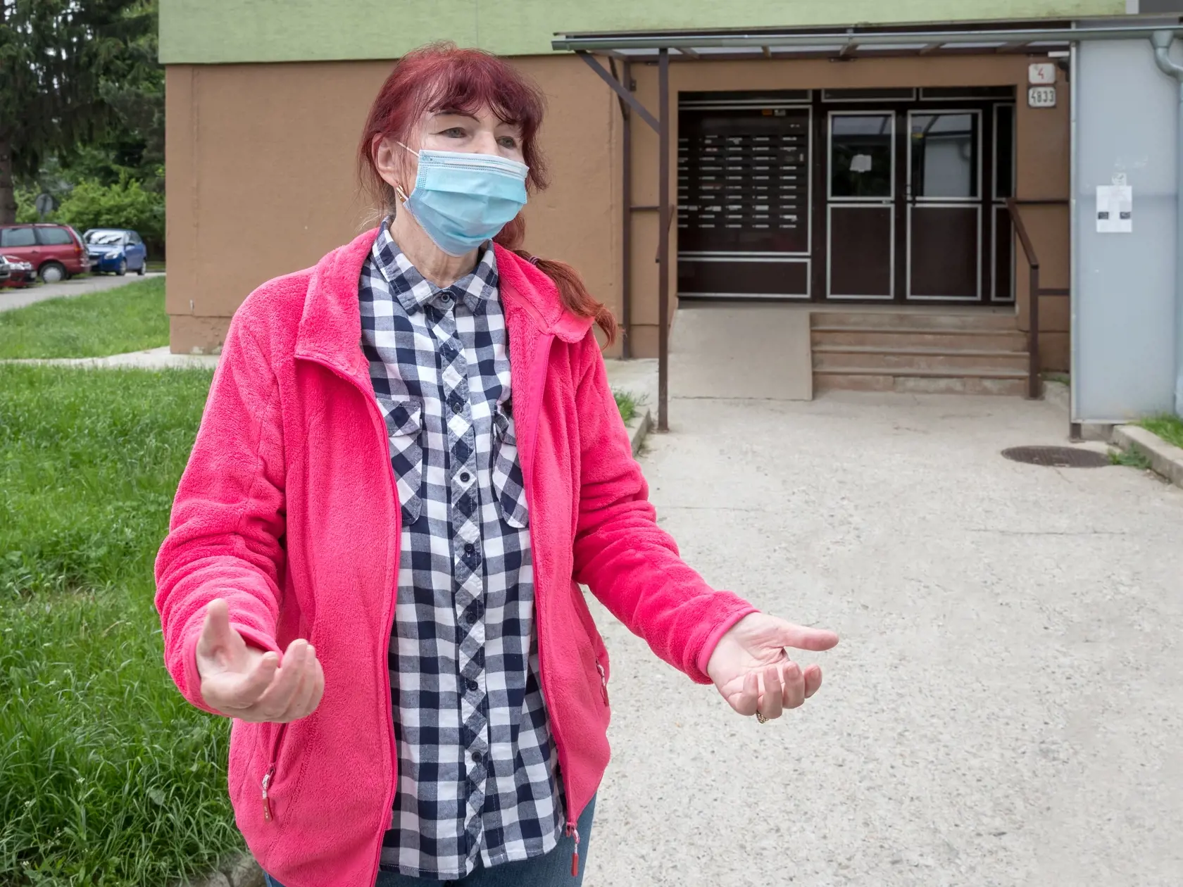 Situácia po útoku nožom vo Vrútkach, pri ktorom okrem útočníka prišiel o život aj zástupca školy Jaroslav Budz a niekoľko ľudí vrátane detí bolo zranených. Na snímke je pani Božena, suseda zavraždeného pedagóga.